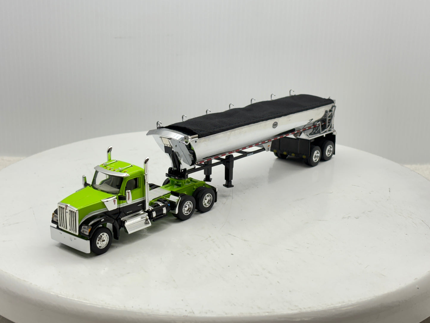 1/64 Kenworth W990 Day Cab (Green-Black)