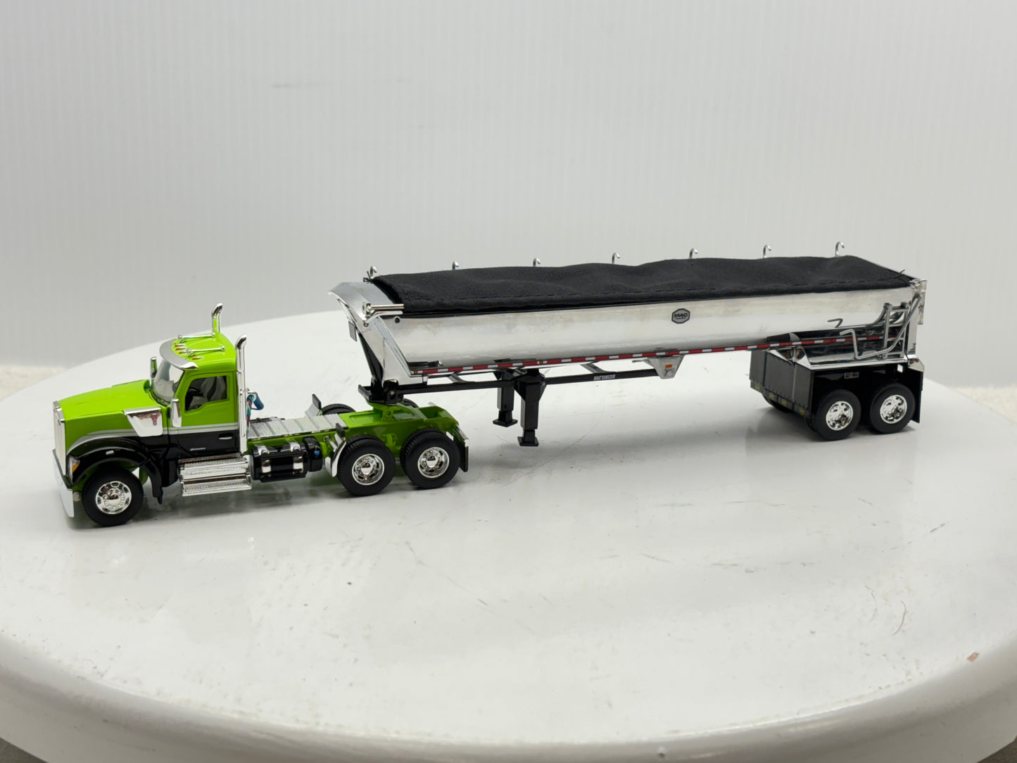 1/64 Kenworth W990 Day Cab (Green-Black)