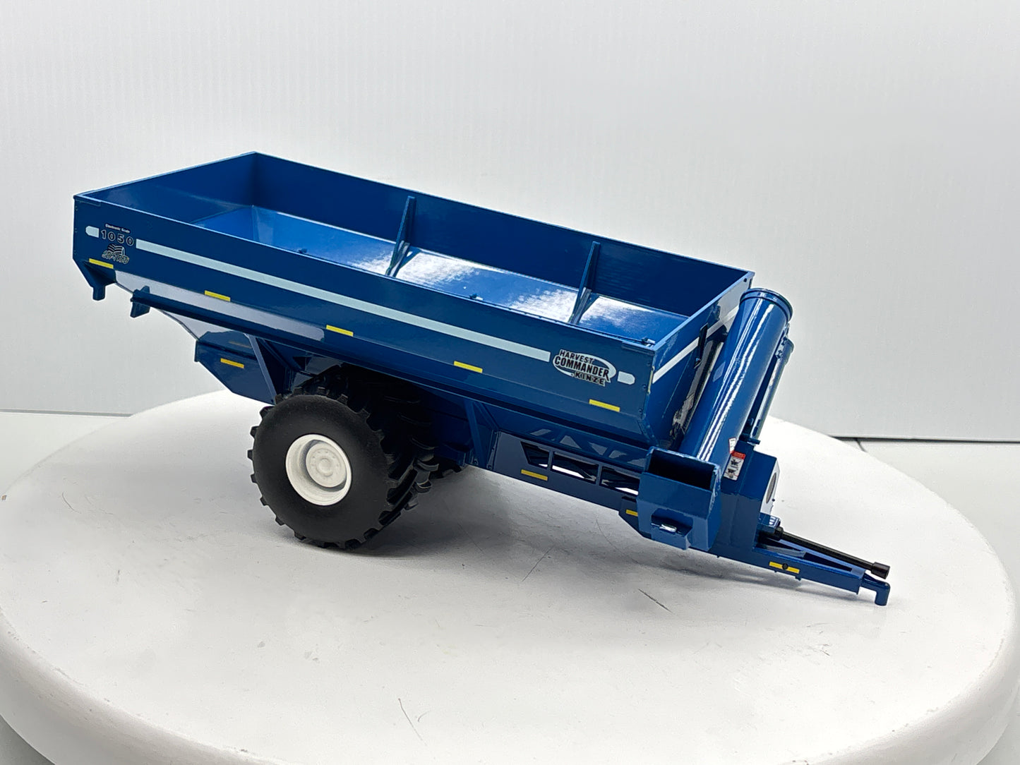 1/32  Kinze 1050 Vintage Grain Cart