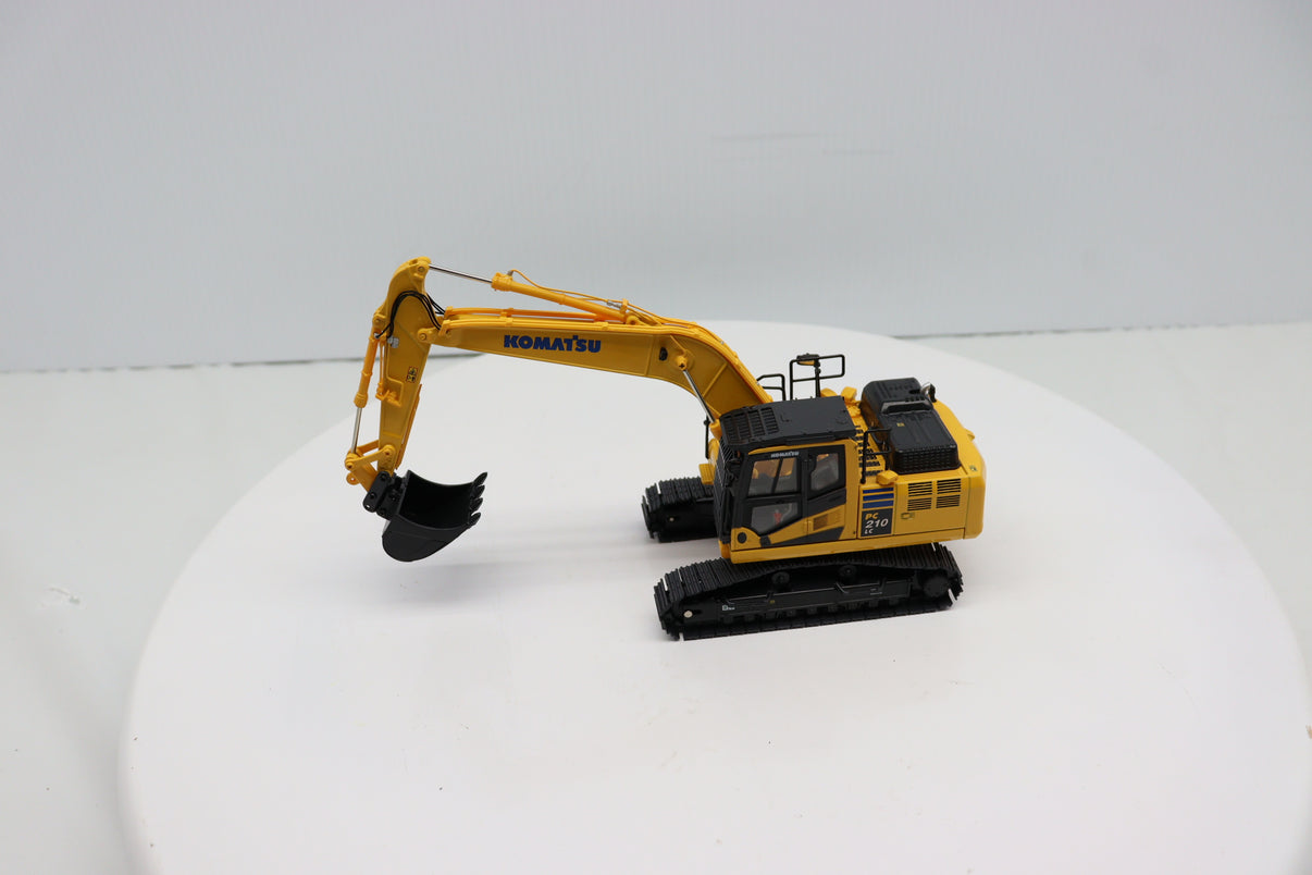 Pelle Sur Chenille KOMATSU PC 450 LC – Universal Hobbies 1/50 – Modèle De Collection En Métal Et Plastique