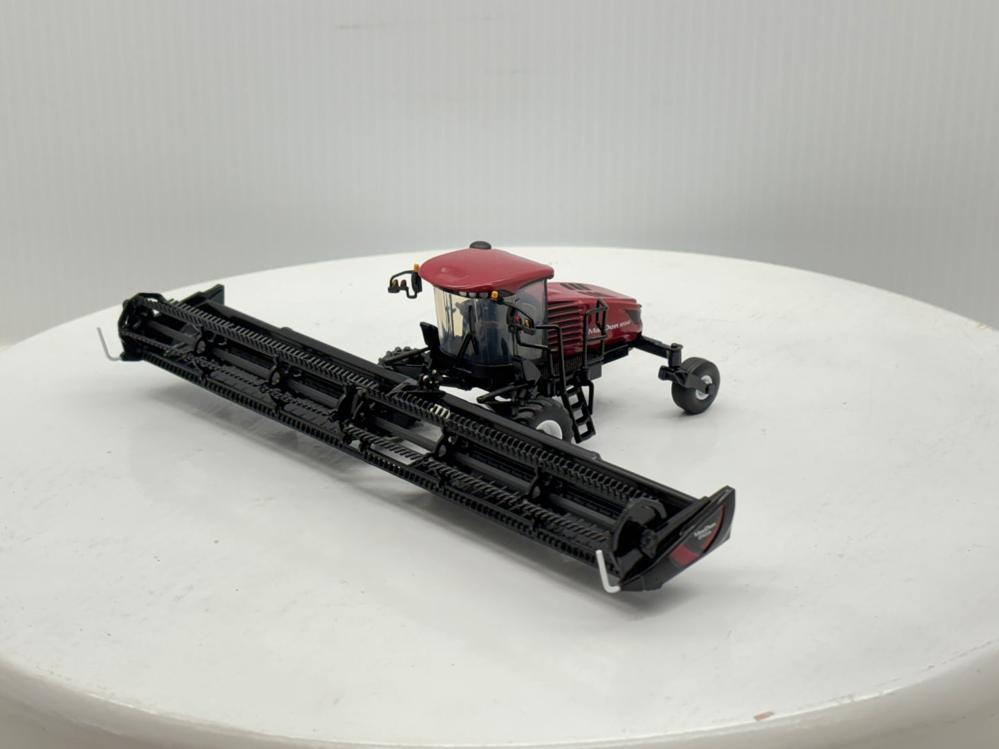 1/64 MacDon M1240