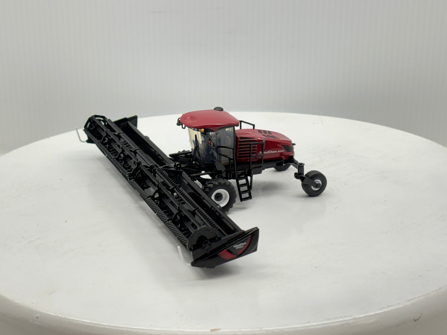 1/64 MacDon M1240