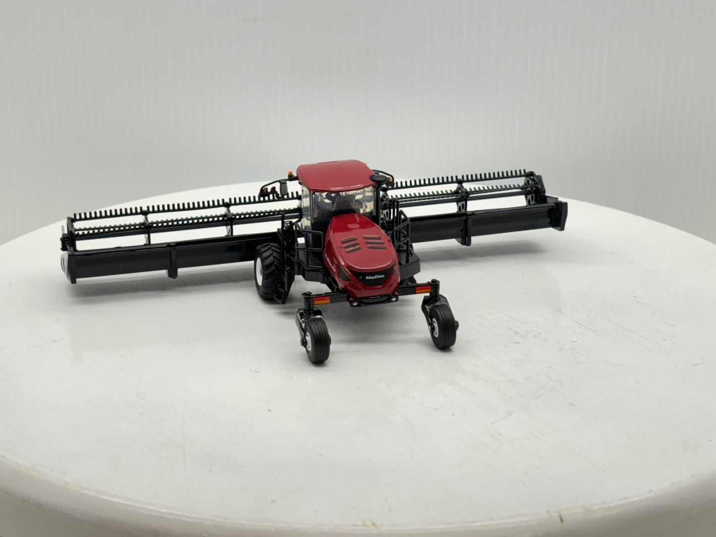 1/64 MacDon M1240
