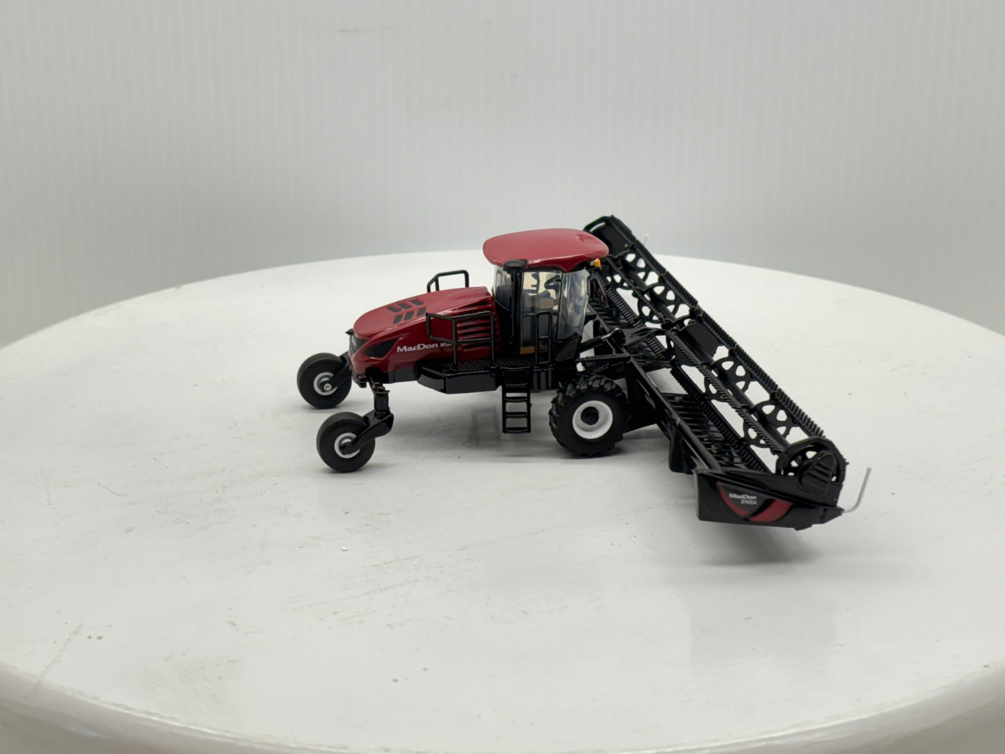 1/64 MacDon M1240