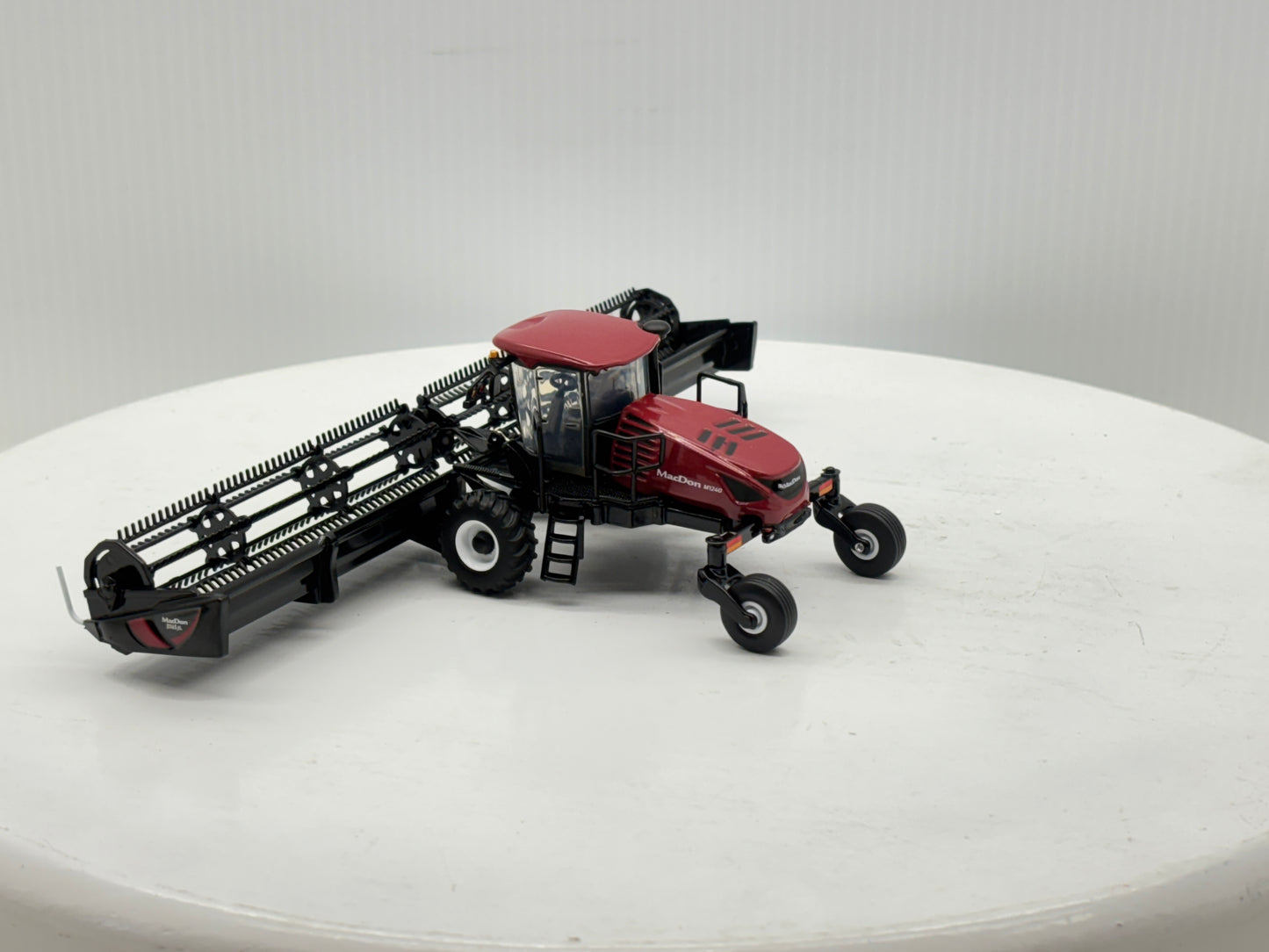 1/64 MacDon M1240