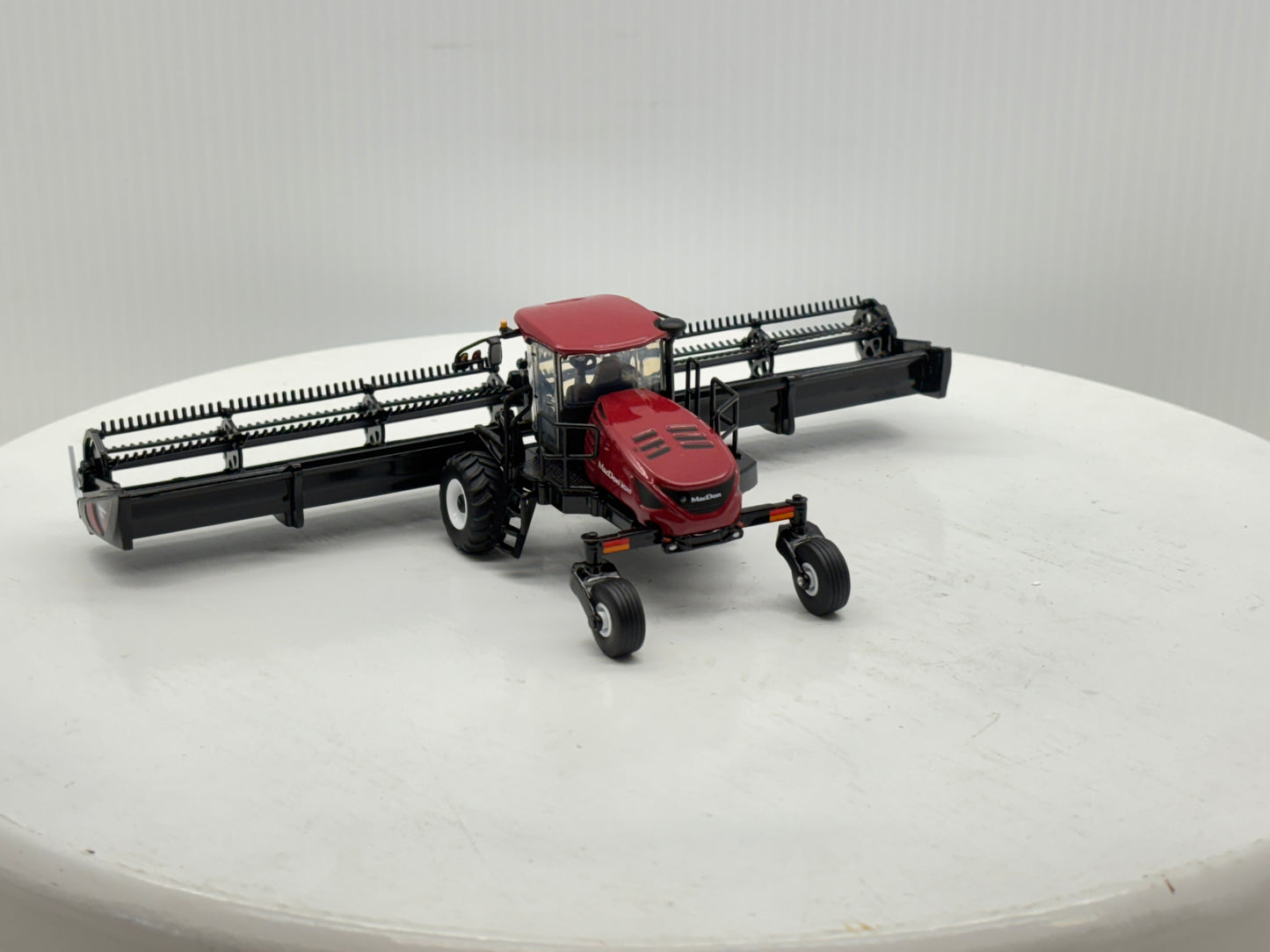 1/64 MacDon M1240