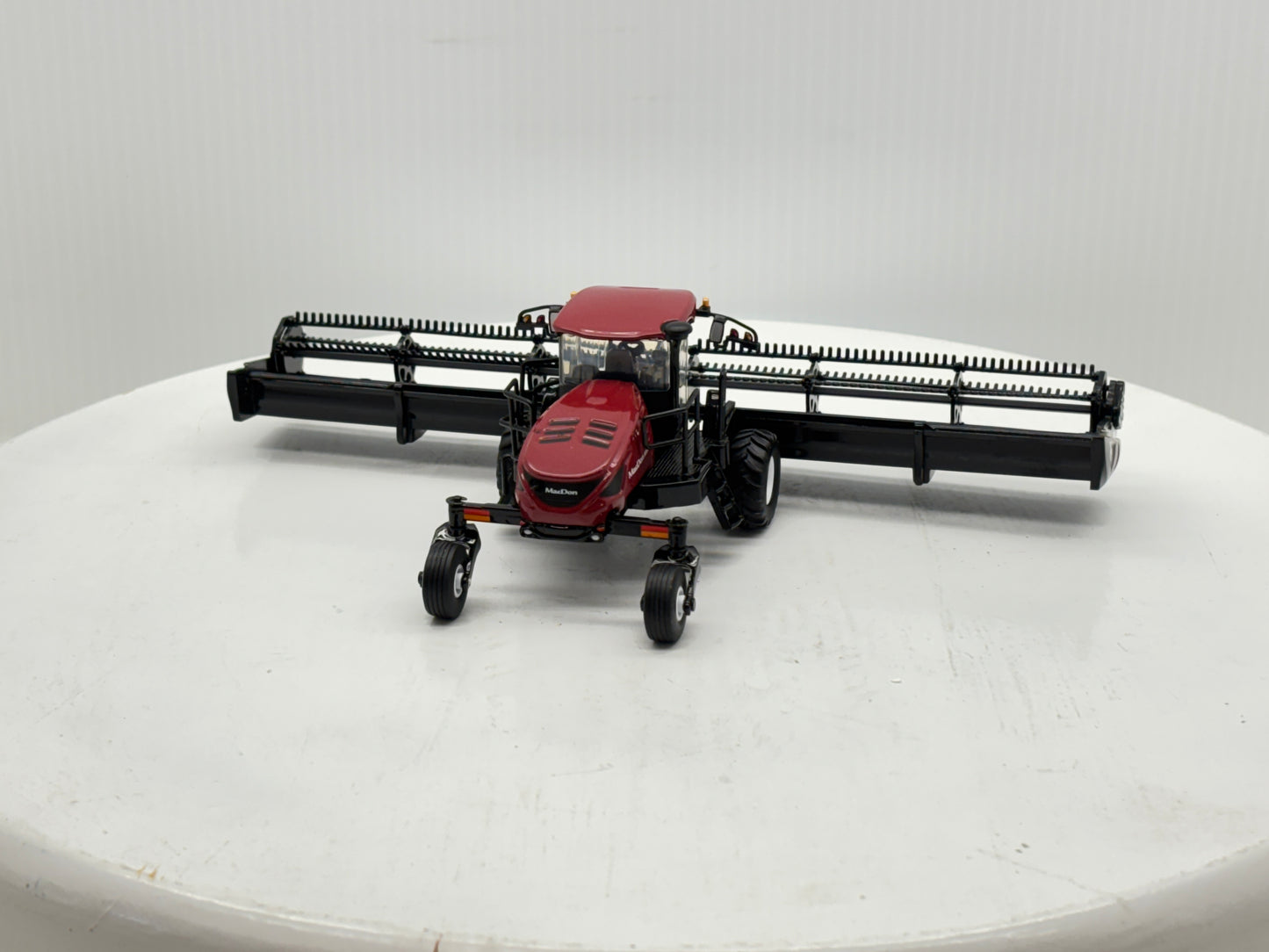 1/64 MacDon M1240