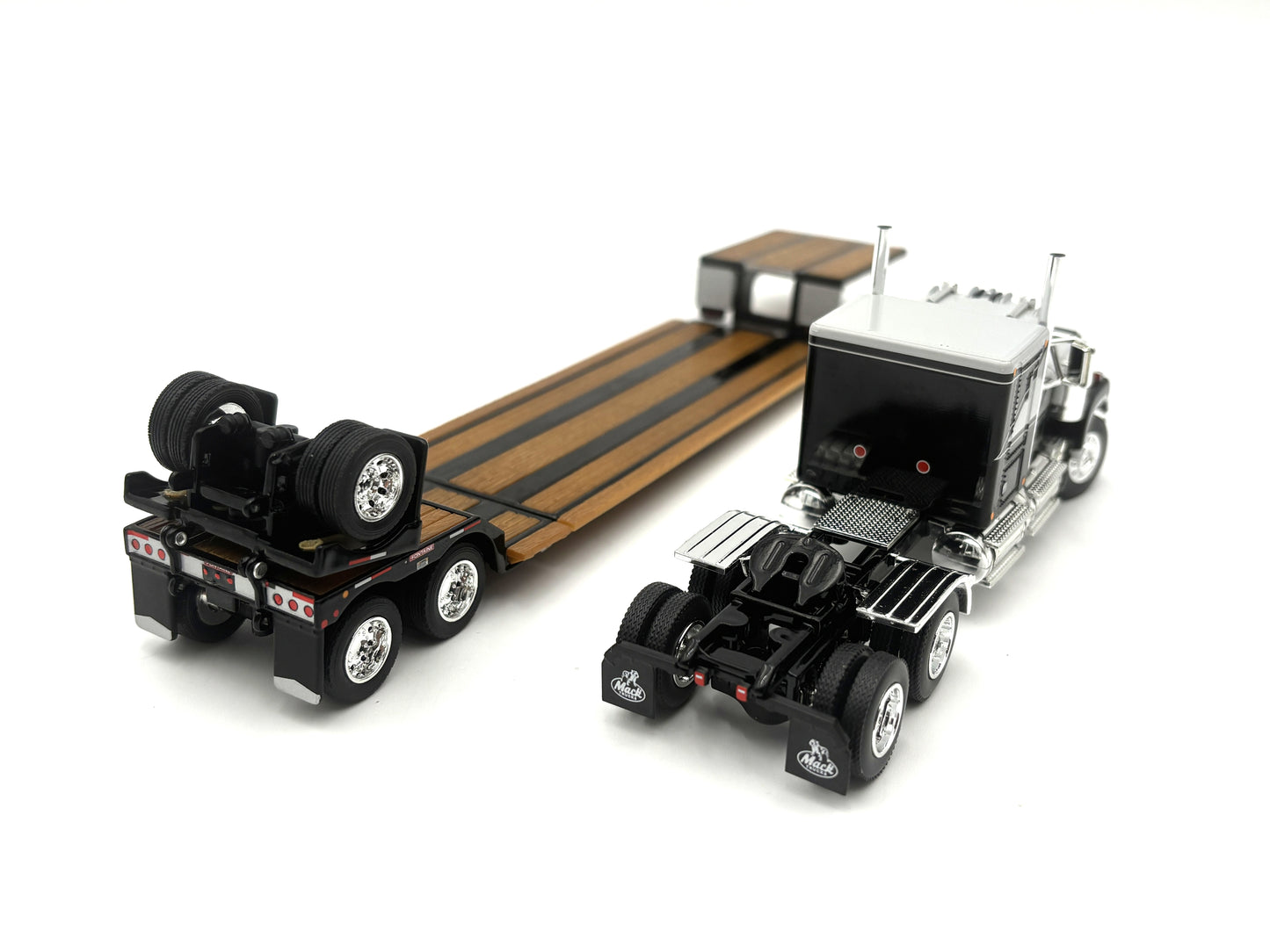 1/64 Mack Super-Liner with Fortaine Renegade