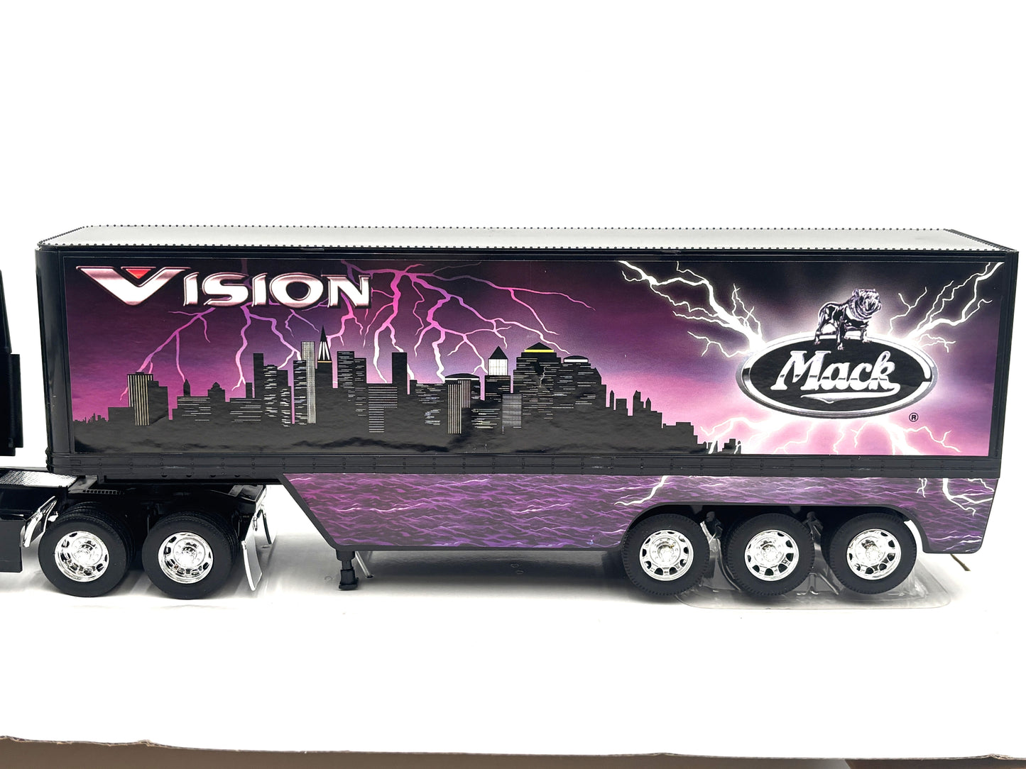1/32 Mack Vision
