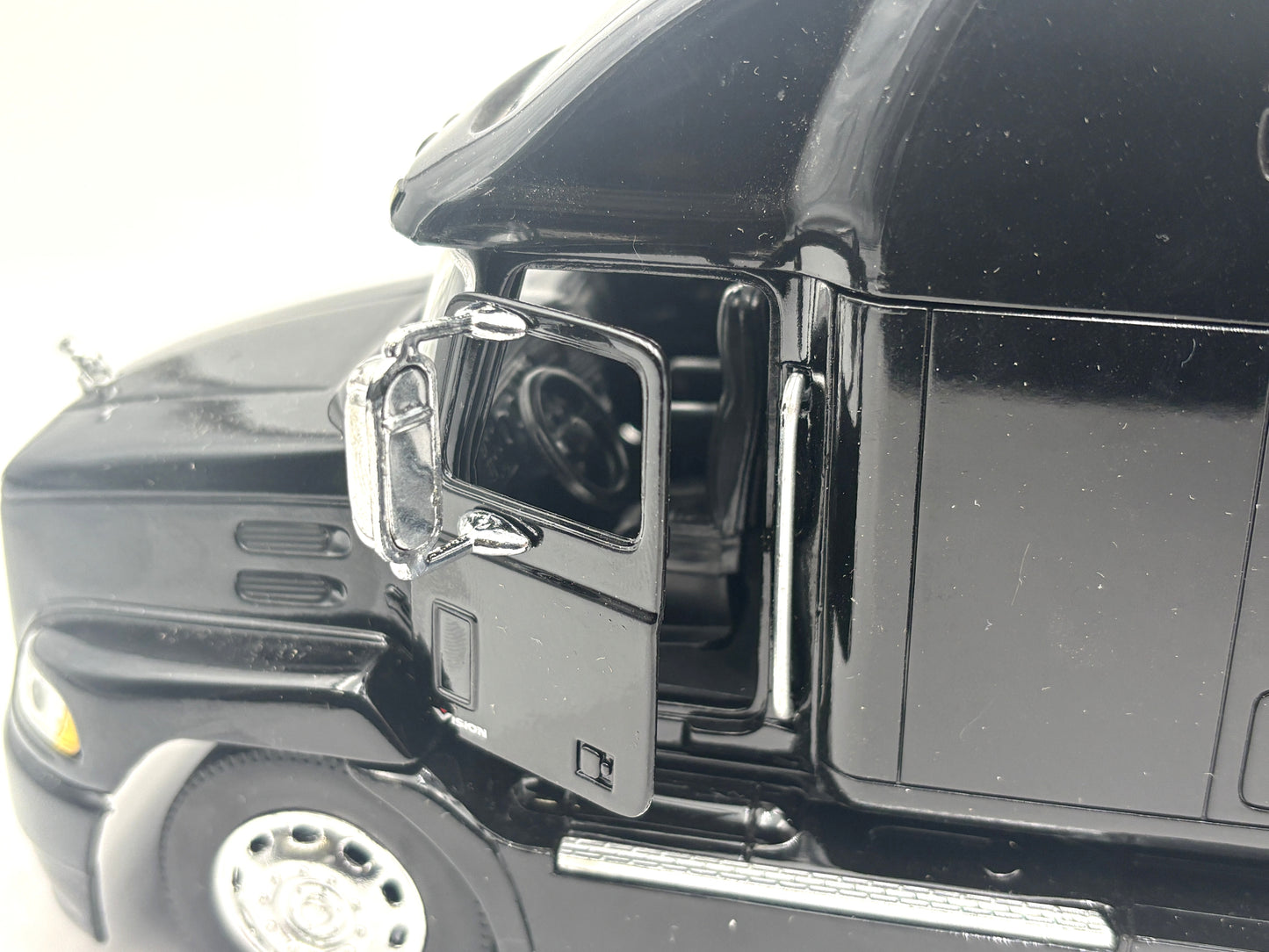1/32 Mack Vision