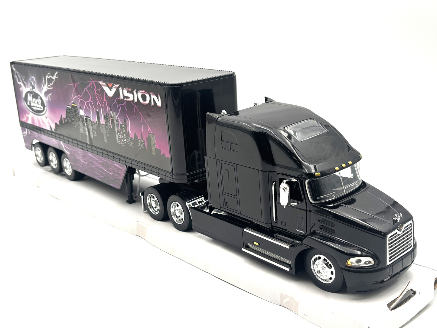 1/32 Mack Vision