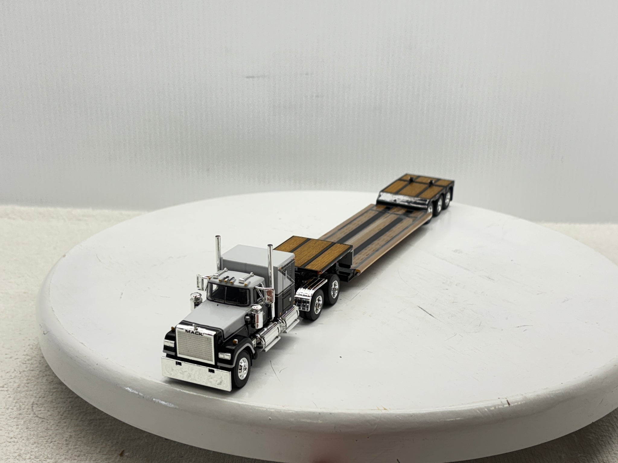 1/64 Mack Super-Liner 60'' Flat top