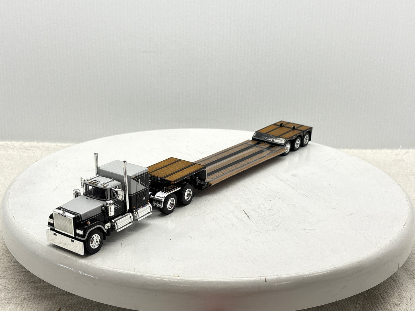 1/64 Mack Super-Liner 60'' Flat top