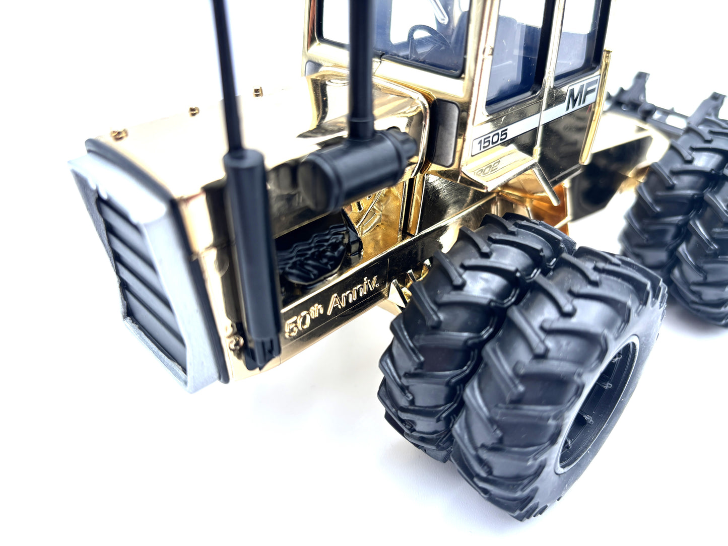 1/32 Massey Ferguson 1505 Gold Chase