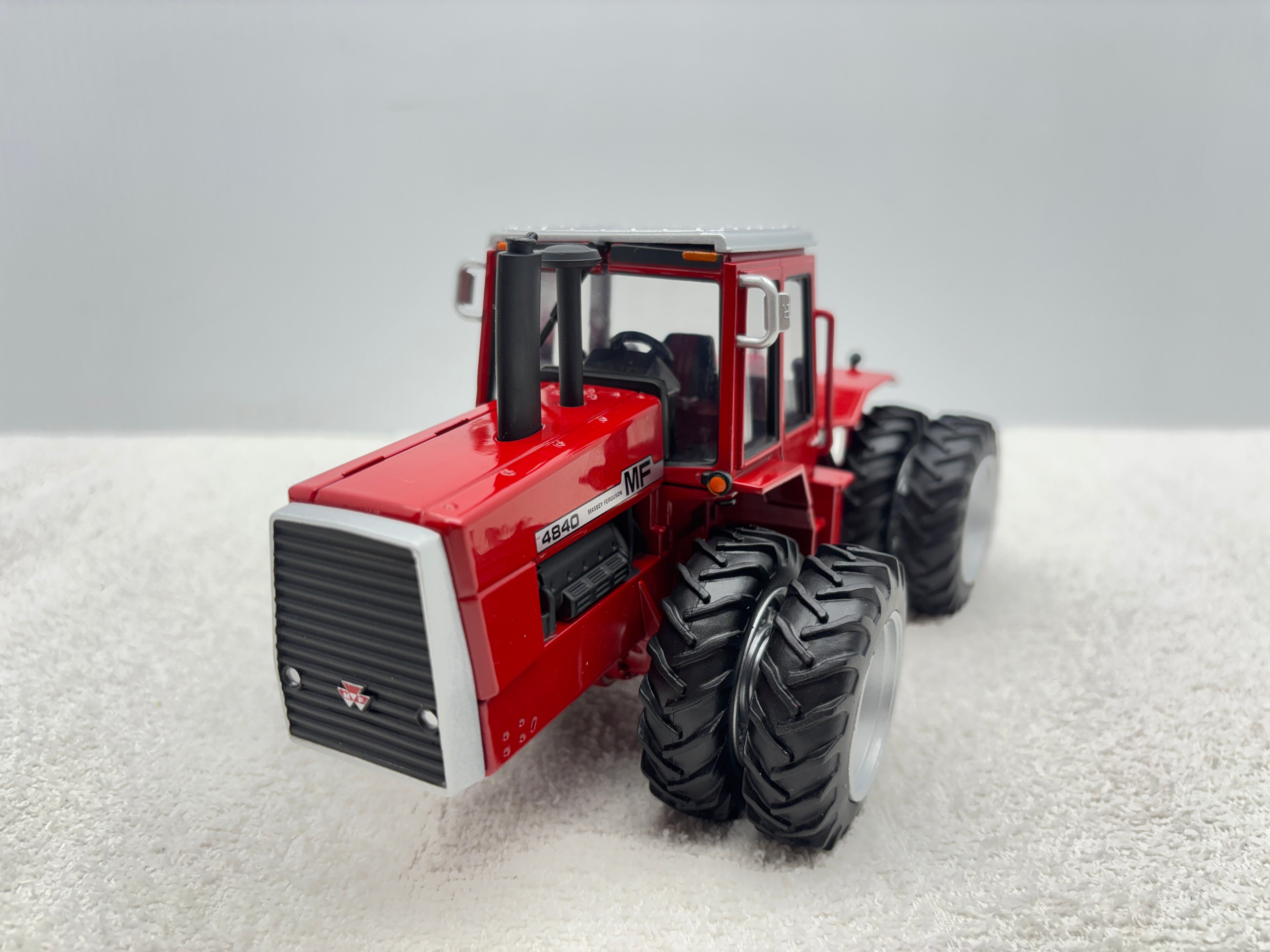 1/32 Massey Ferguson 4840 NFTS
