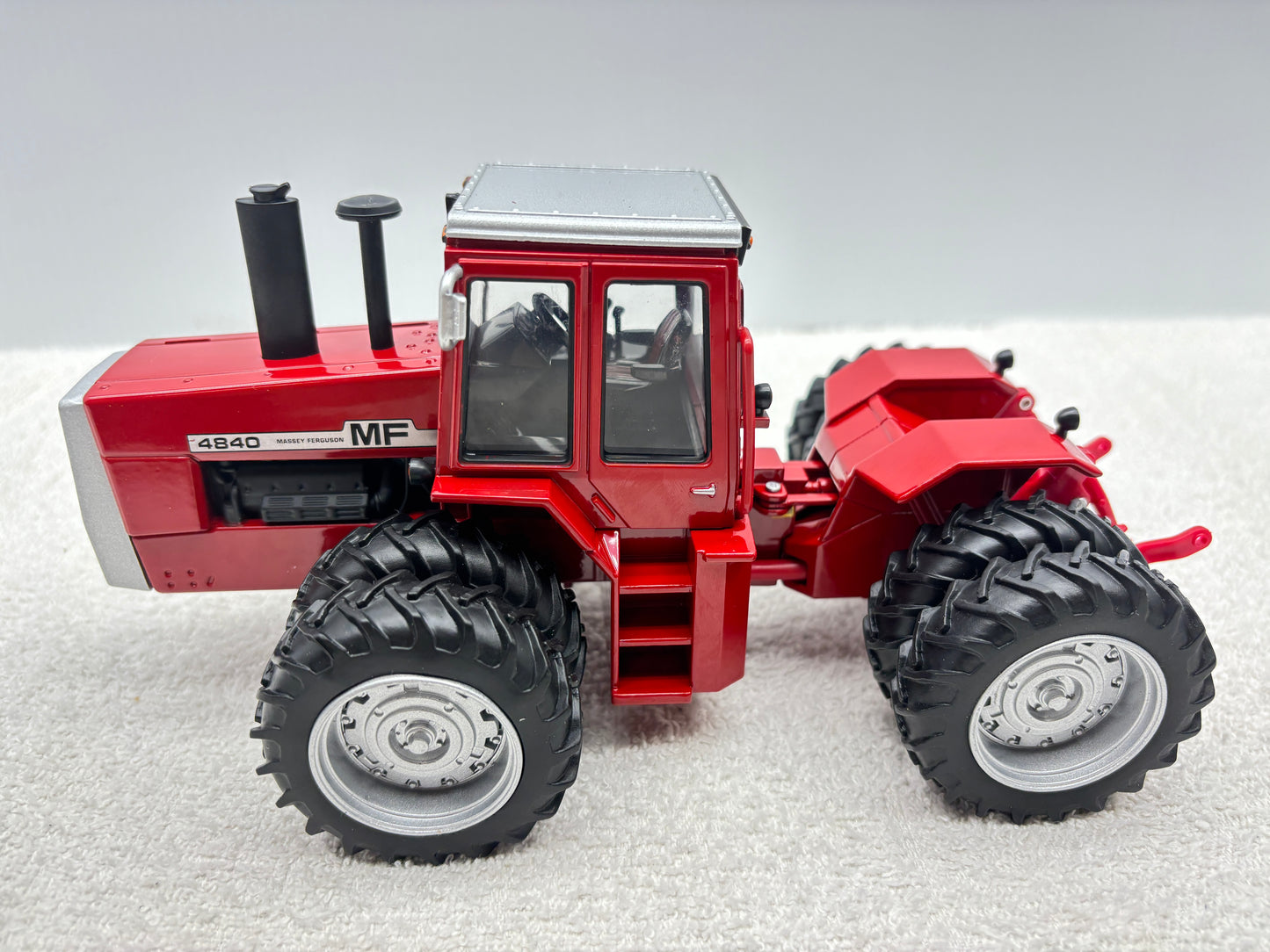 1/32 Massey Ferguson 4840 NFTS