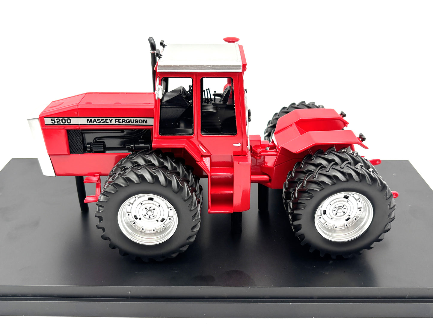1/32 Massey Ferguson 5200