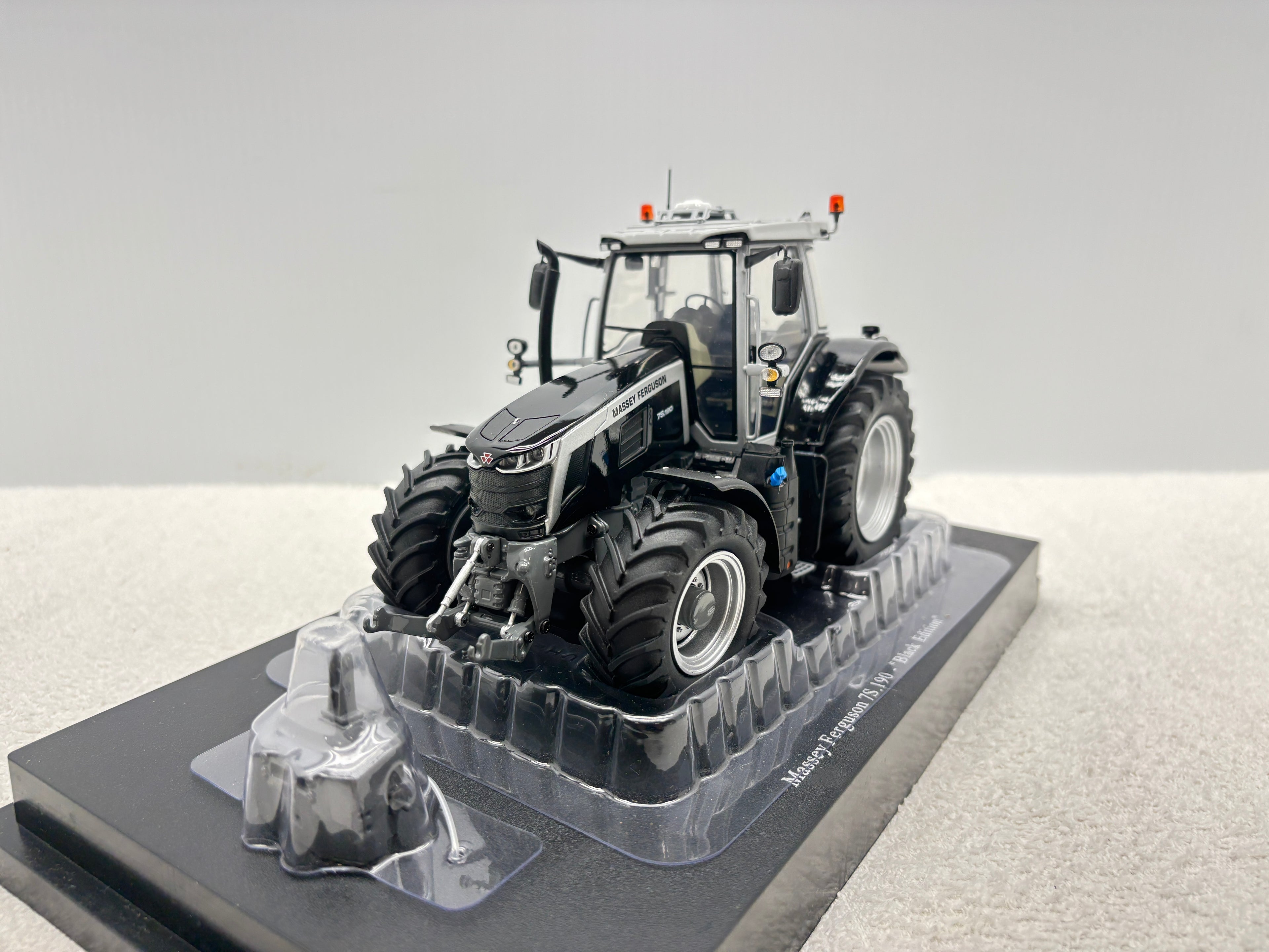 1/32 Massey Ferguson 7S.190 Black Edition