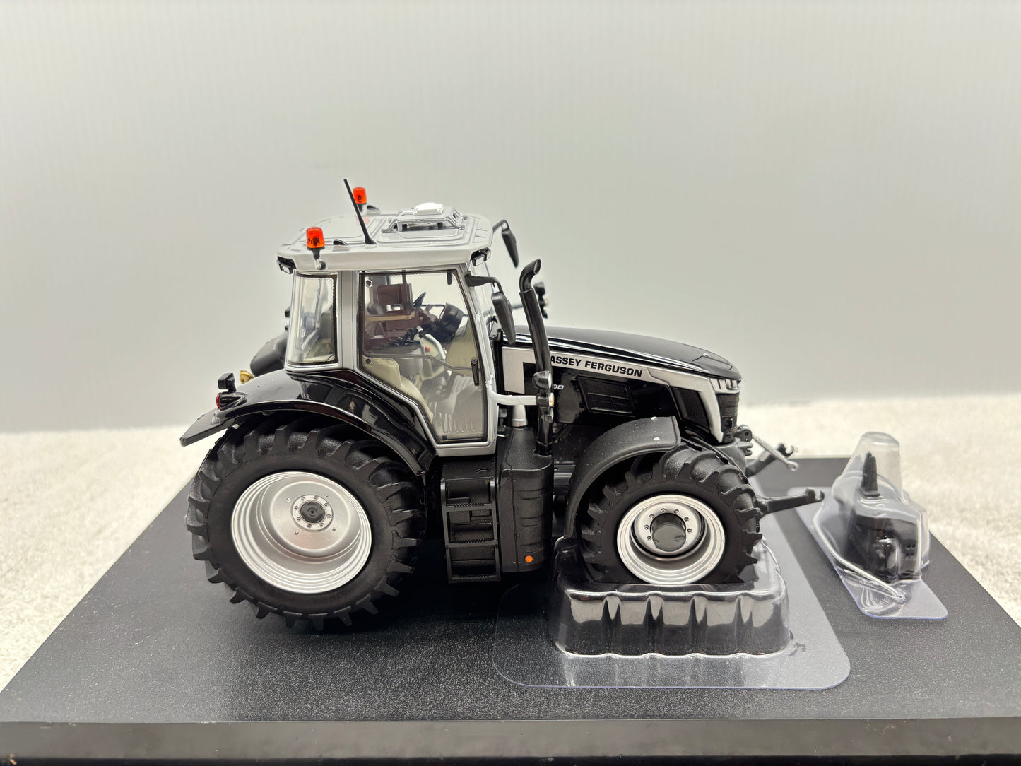 1/32 Massey Ferguson 7S.190 Black Edition