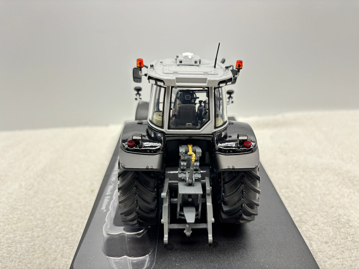 1/32 Massey Ferguson 7S.190 Black Edition