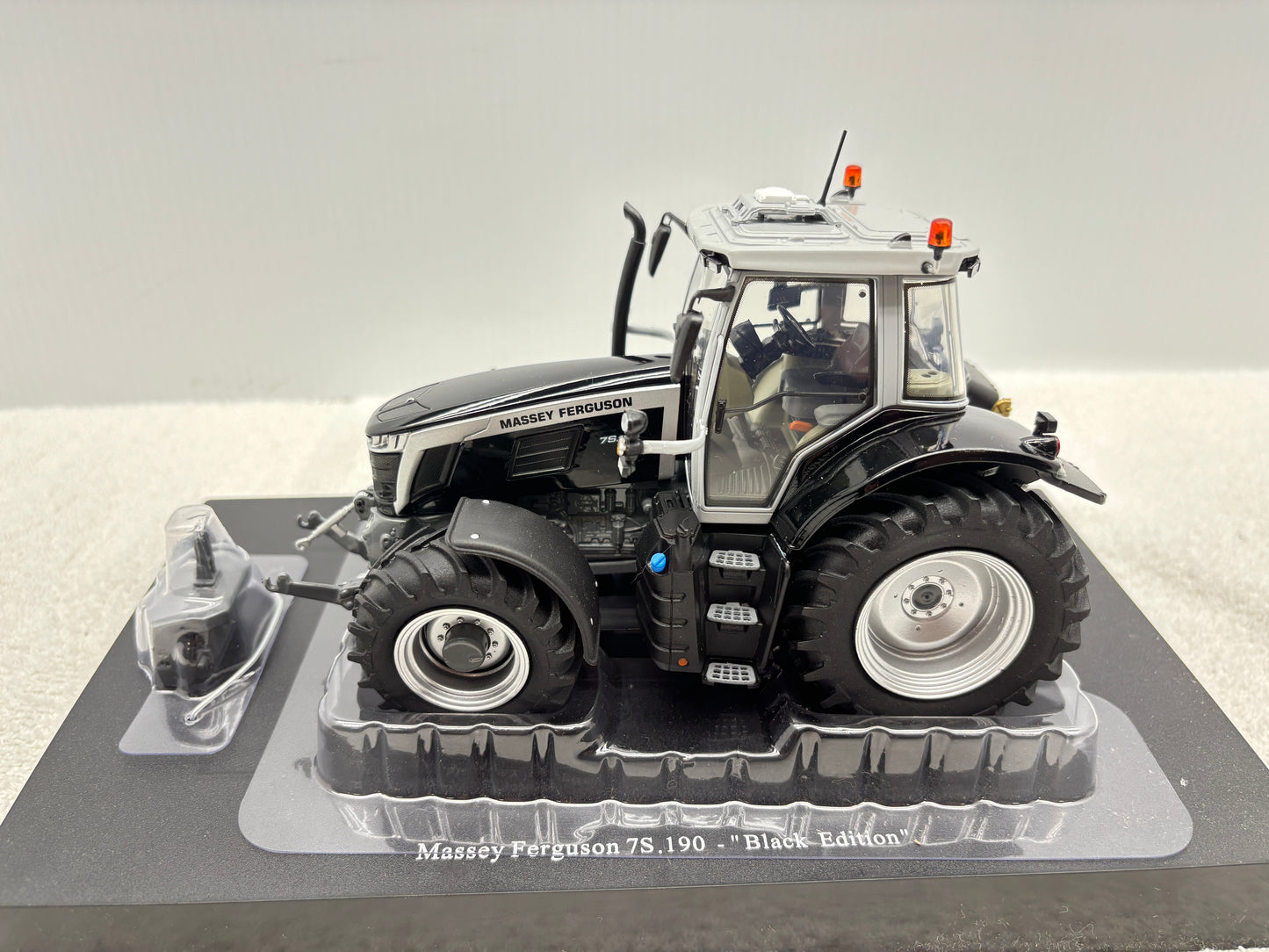 1/32 Massey Ferguson 7S.190 Black Edition
