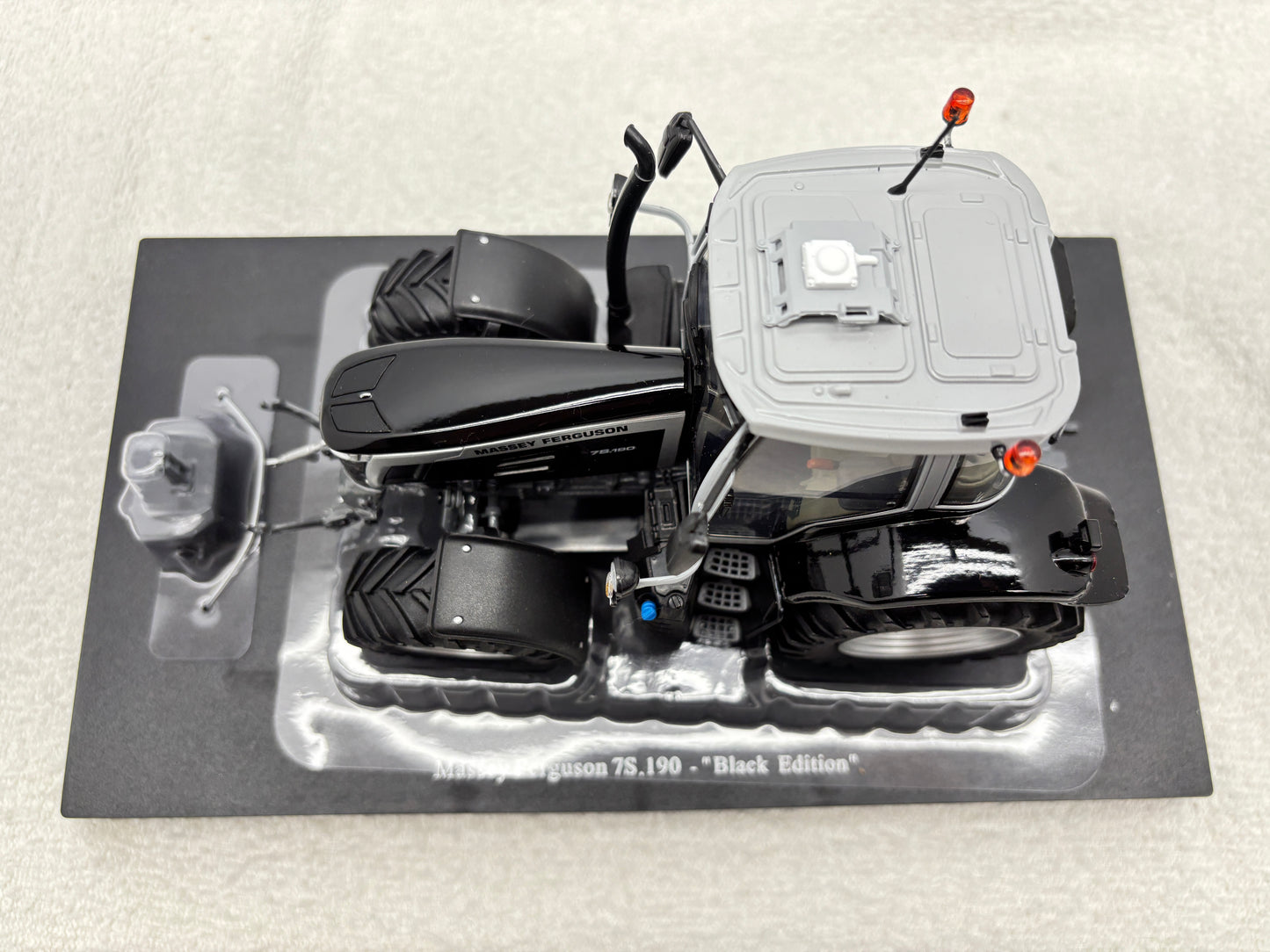 1/32 Massey Ferguson 7S.190 Black Edition