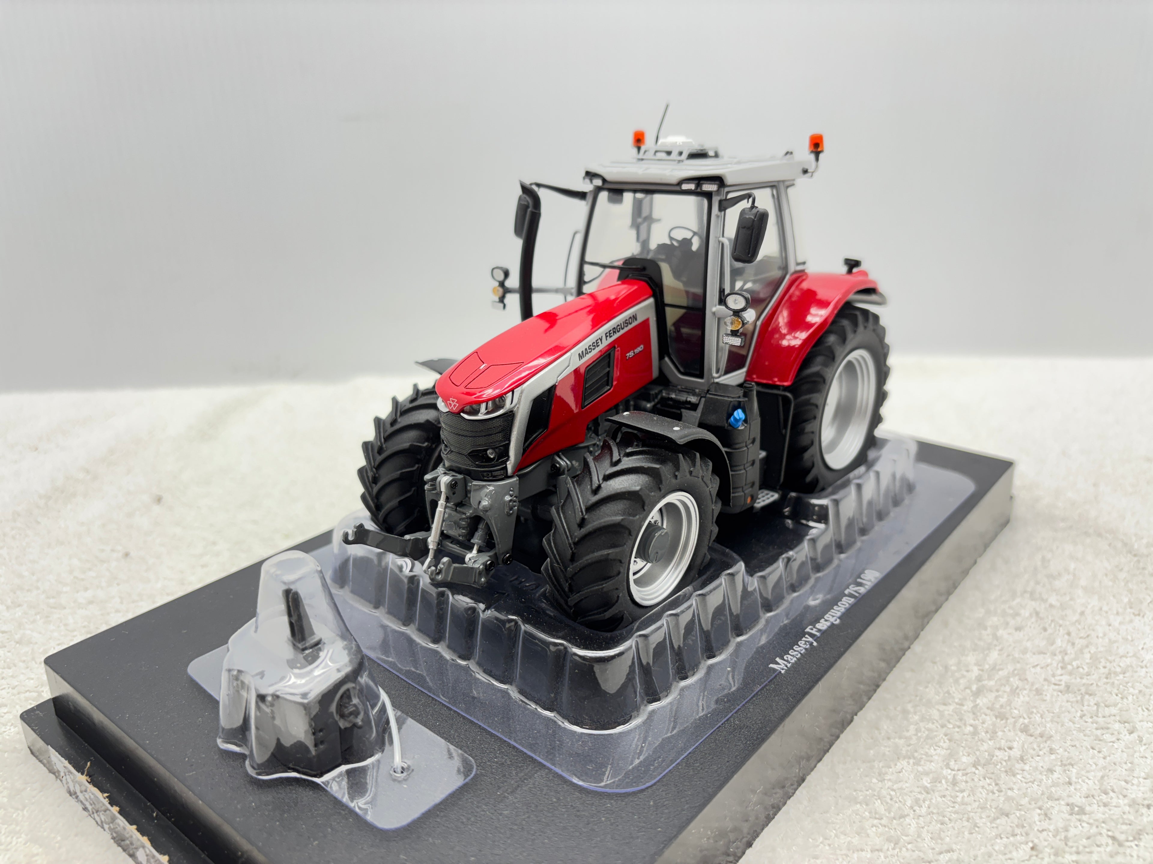 1/32 Massey Ferguson 7S.190 Red