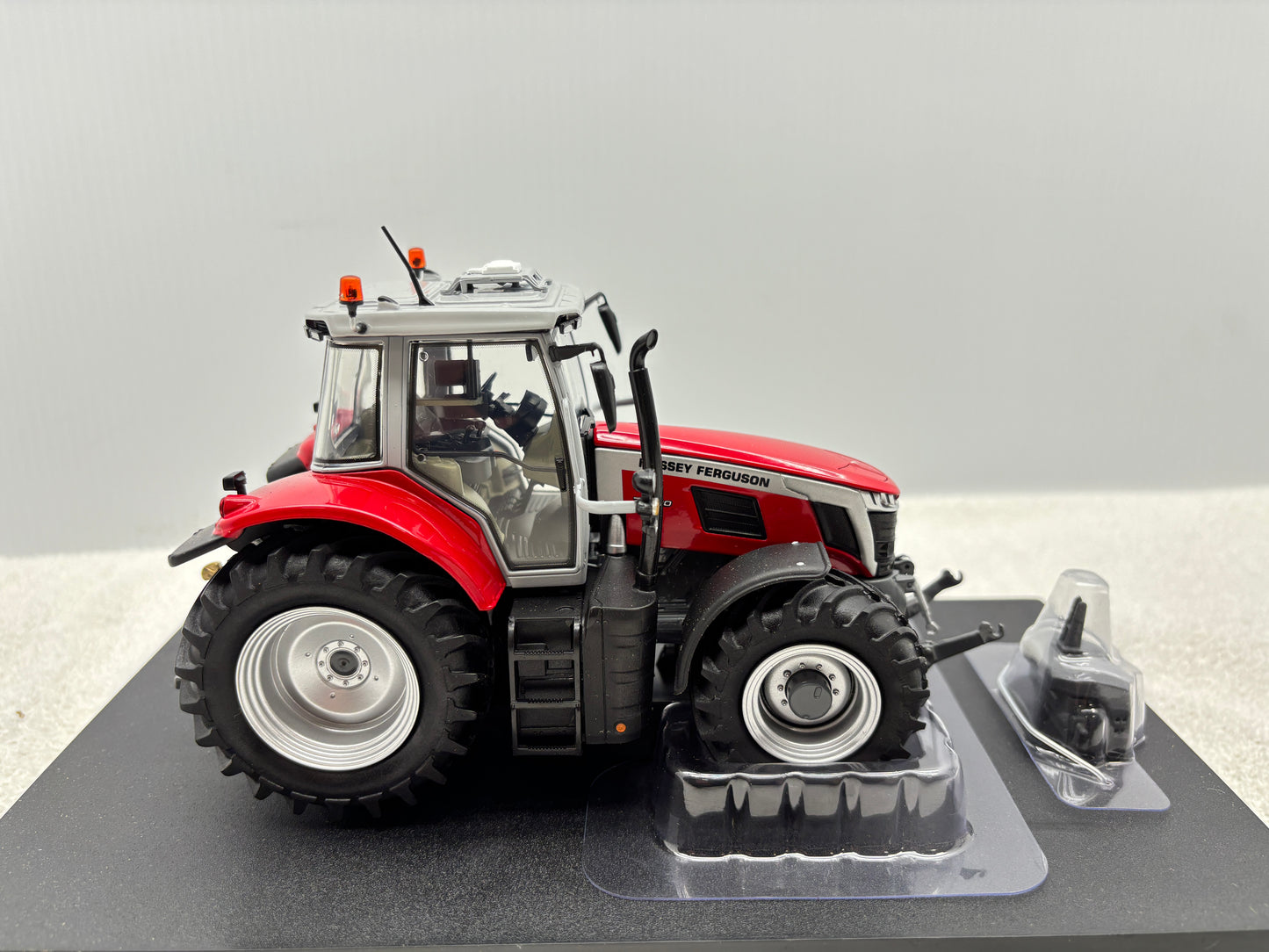 1/32 Massey Ferguson 7S.190 Red