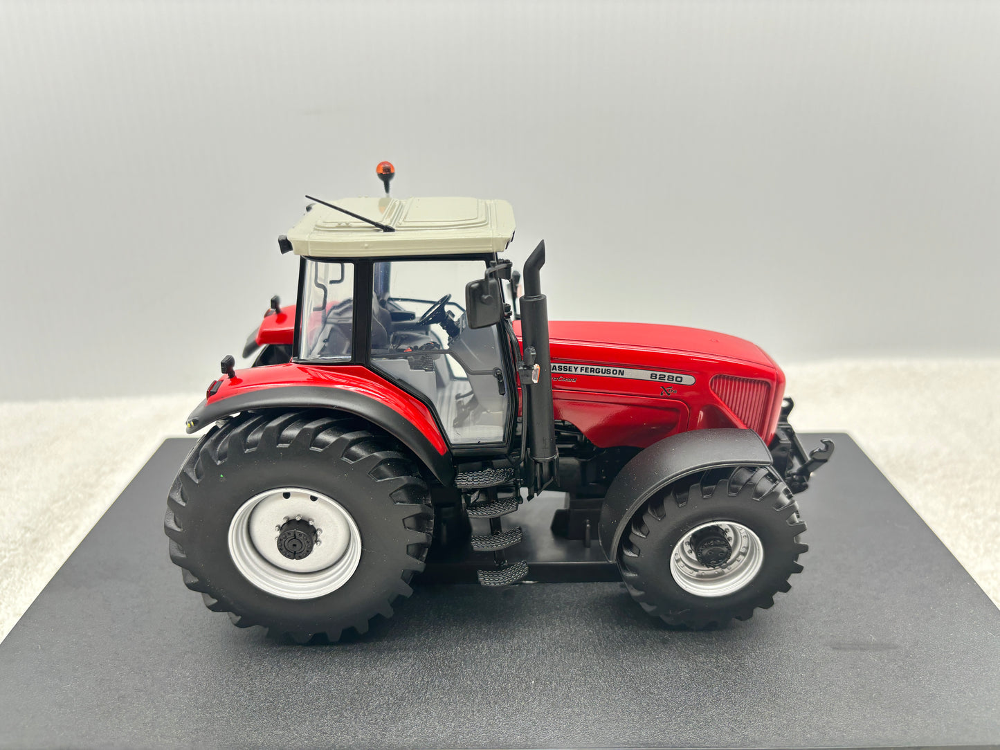 1/32 Massey Ferguson 8280 Xtra