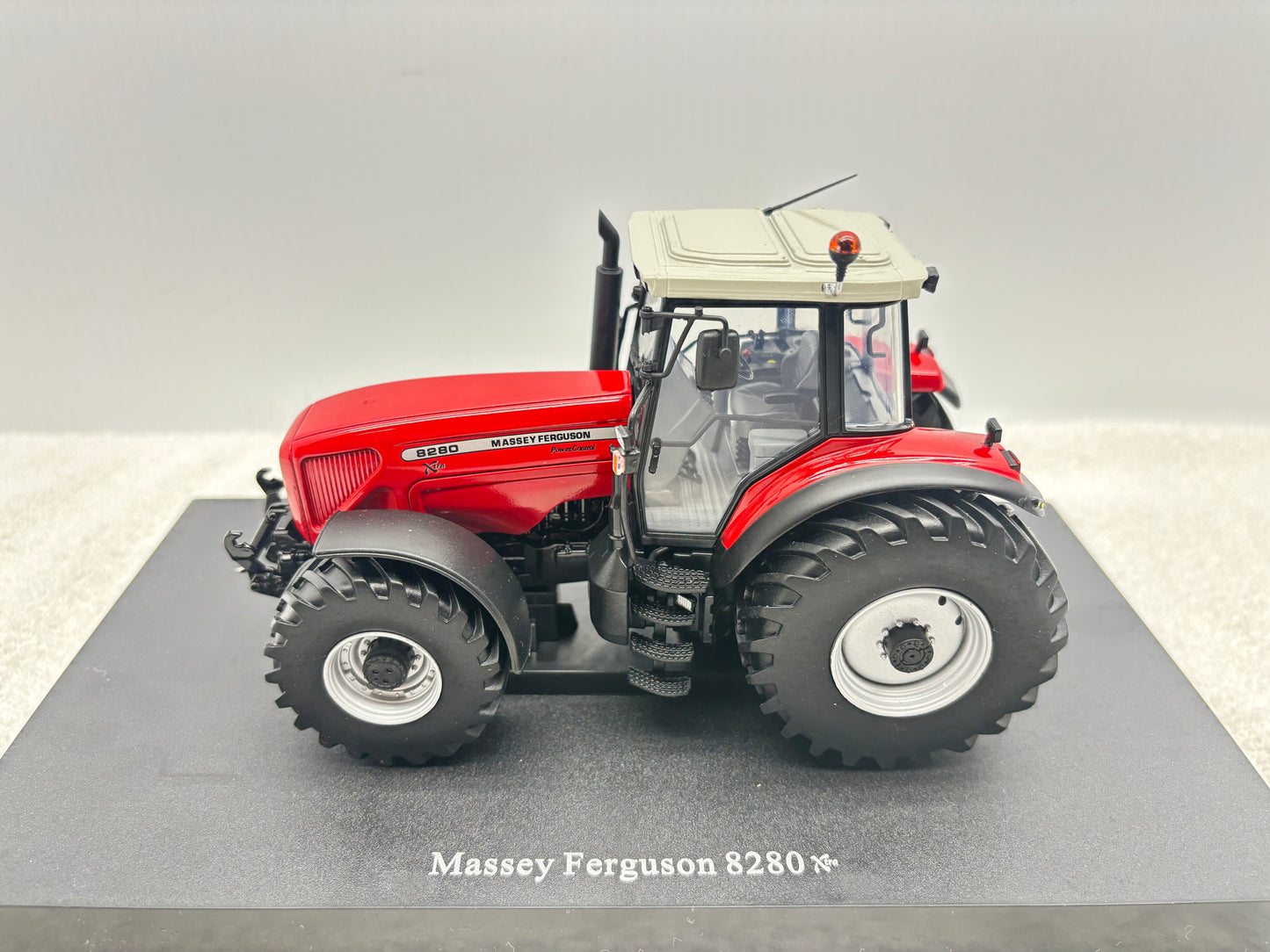 1/32 Massey Ferguson 8280 Xtra