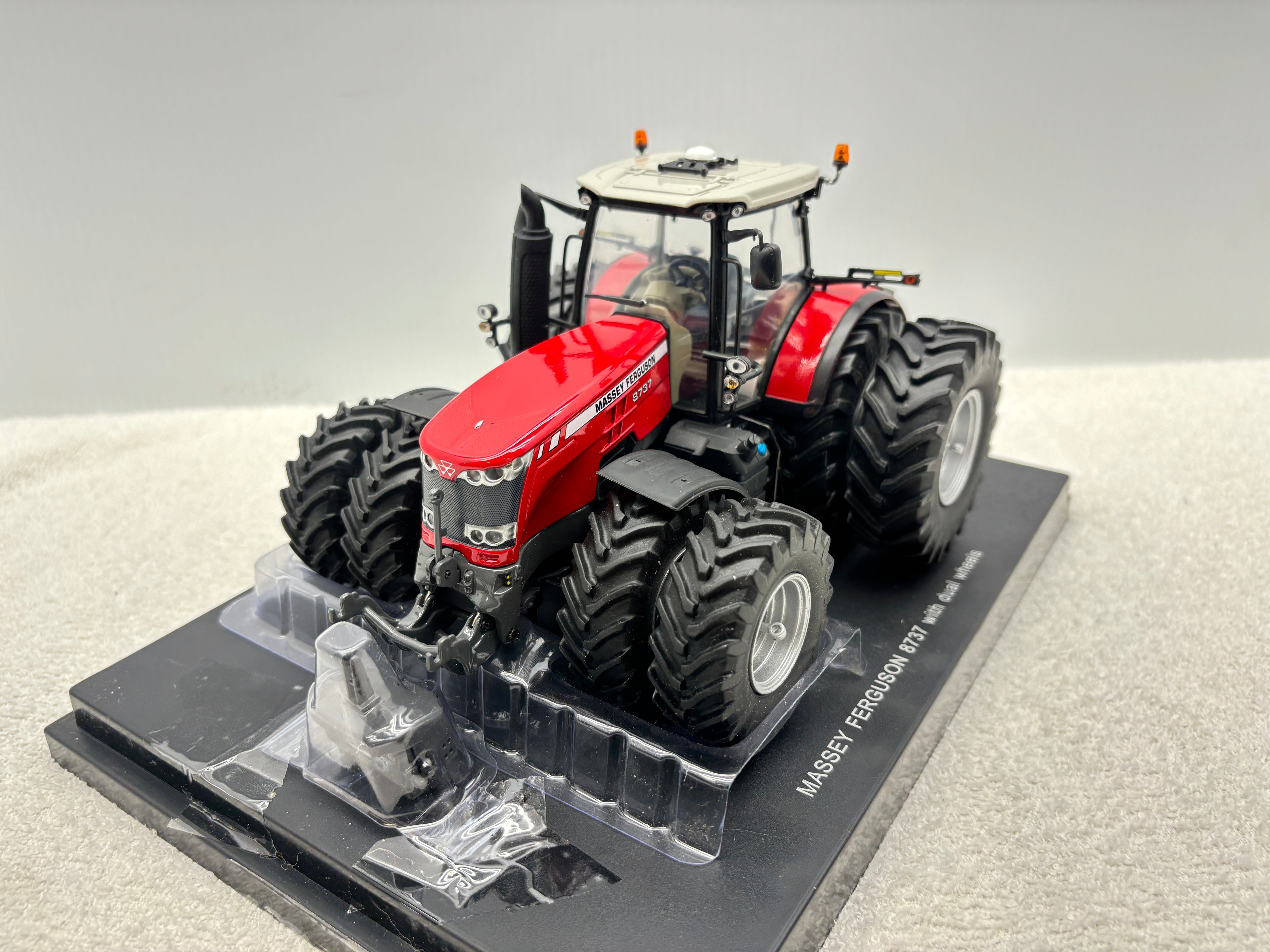 1/32 Massey Ferguson 8737 Duals
