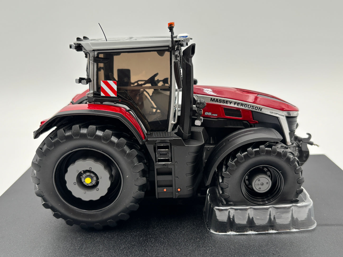1/32 Massey Ferguson 9S.425 Agrispace Metallic Red