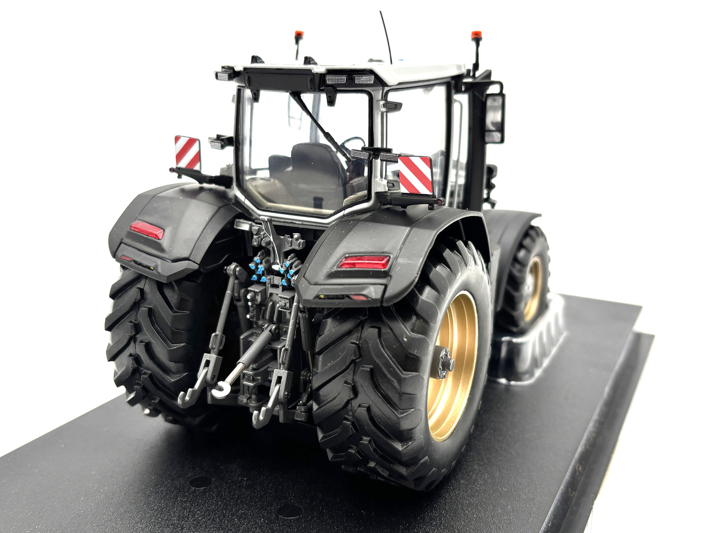 1/32 Massey Ferguson 9S.425 Matt Black with Gold rims