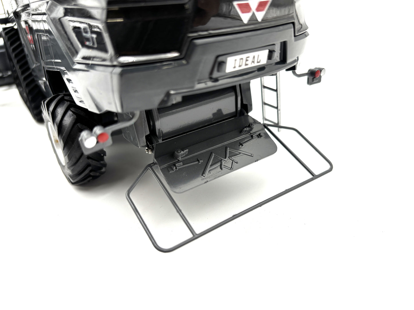 1/32 Massey Ferguson Ideal 9T Combine