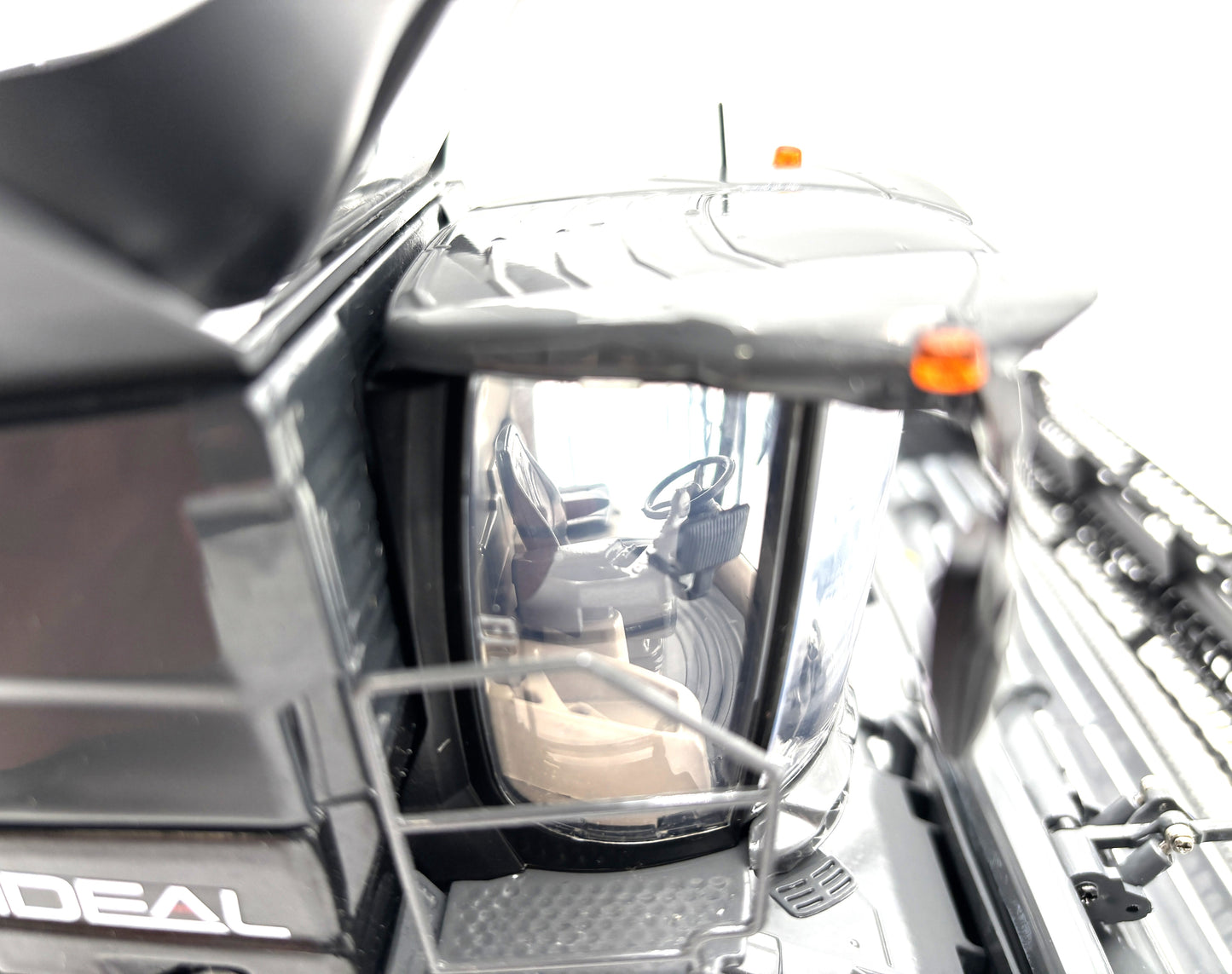 1/32 Massey Ferguson Ideal 9T Combine