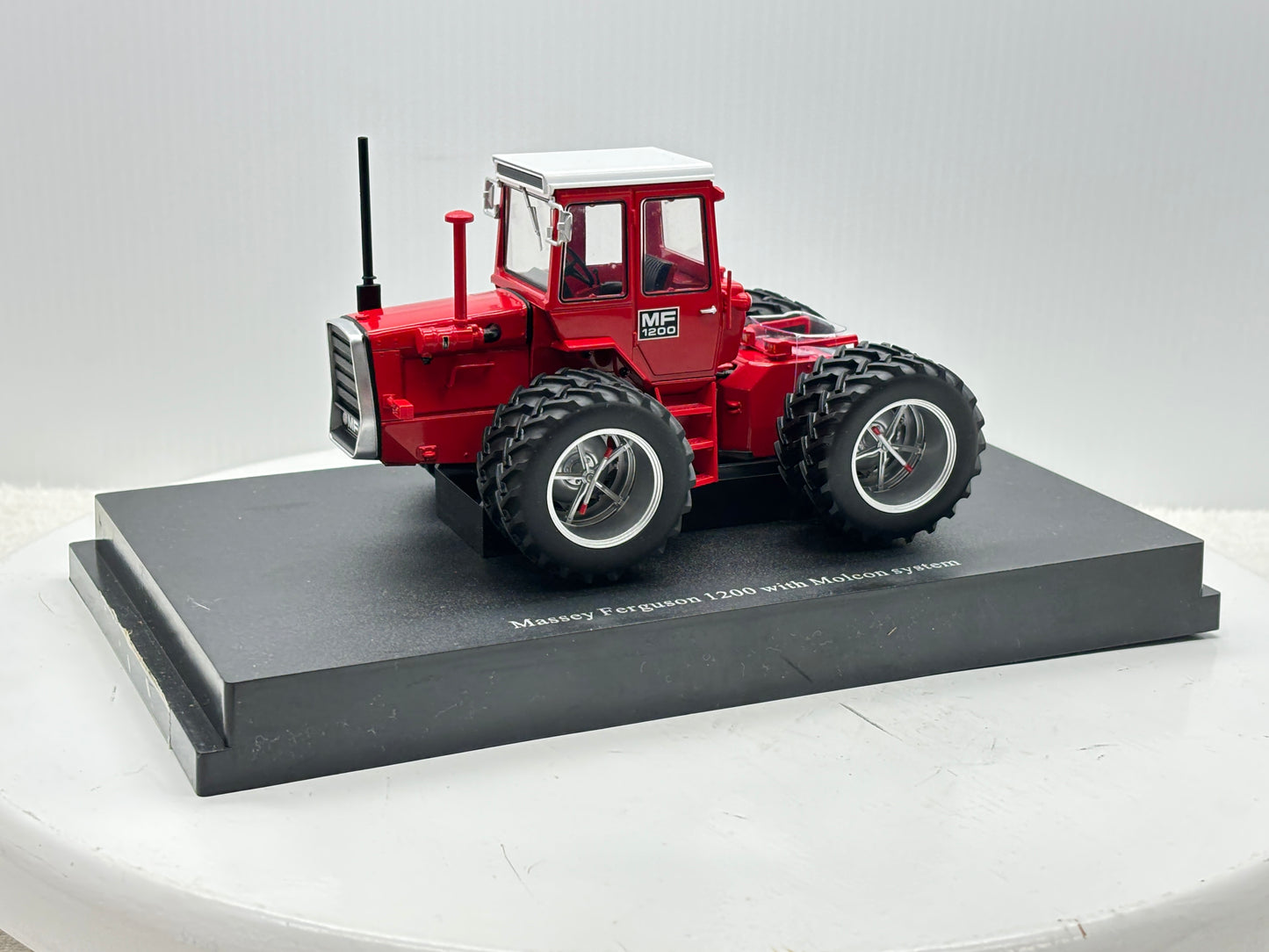 1/32  Massey Ferguson 1200 Molcon