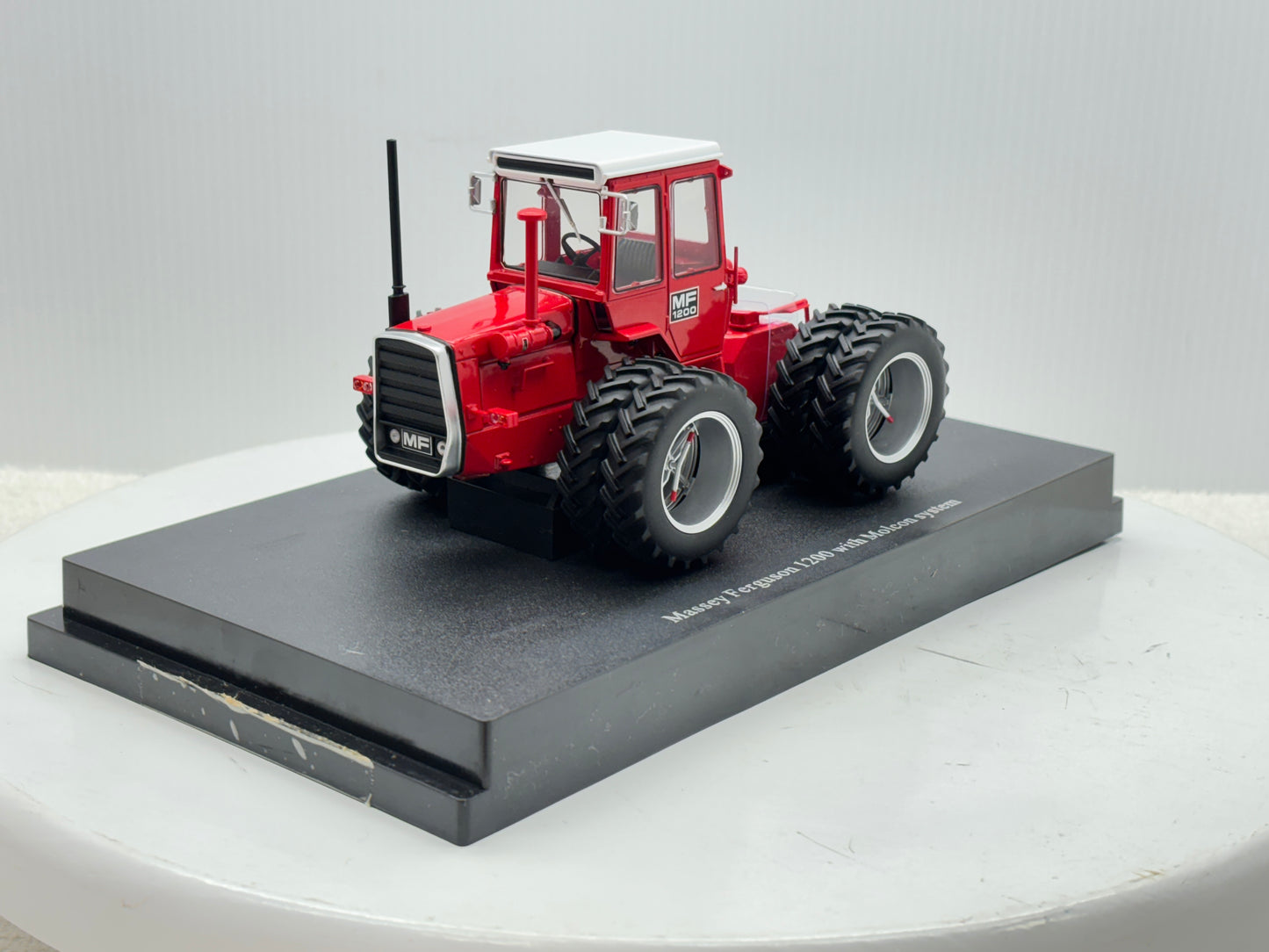 1/32  Massey Ferguson 1200 Molcon