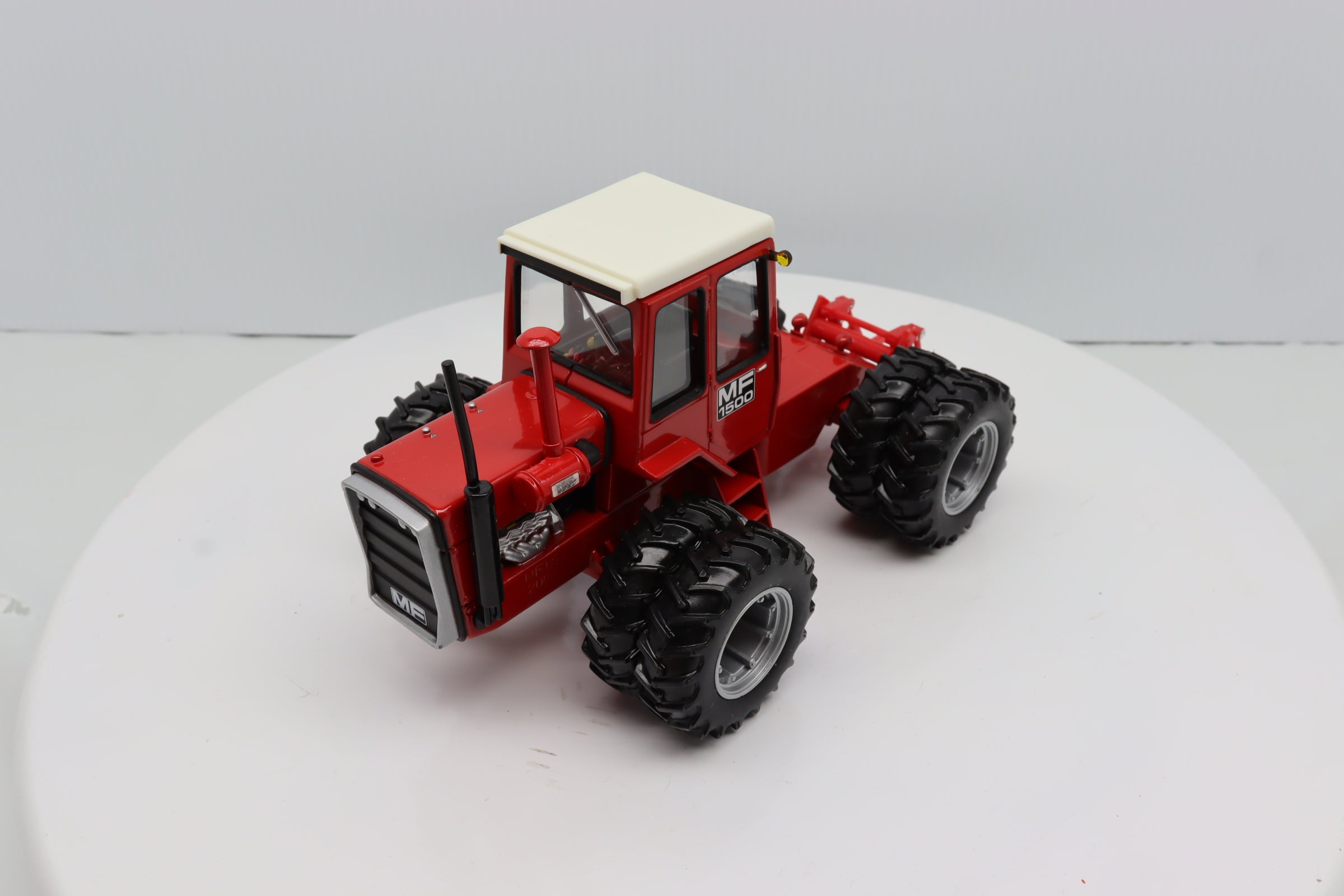 1/32 Massey Ferguson 1500