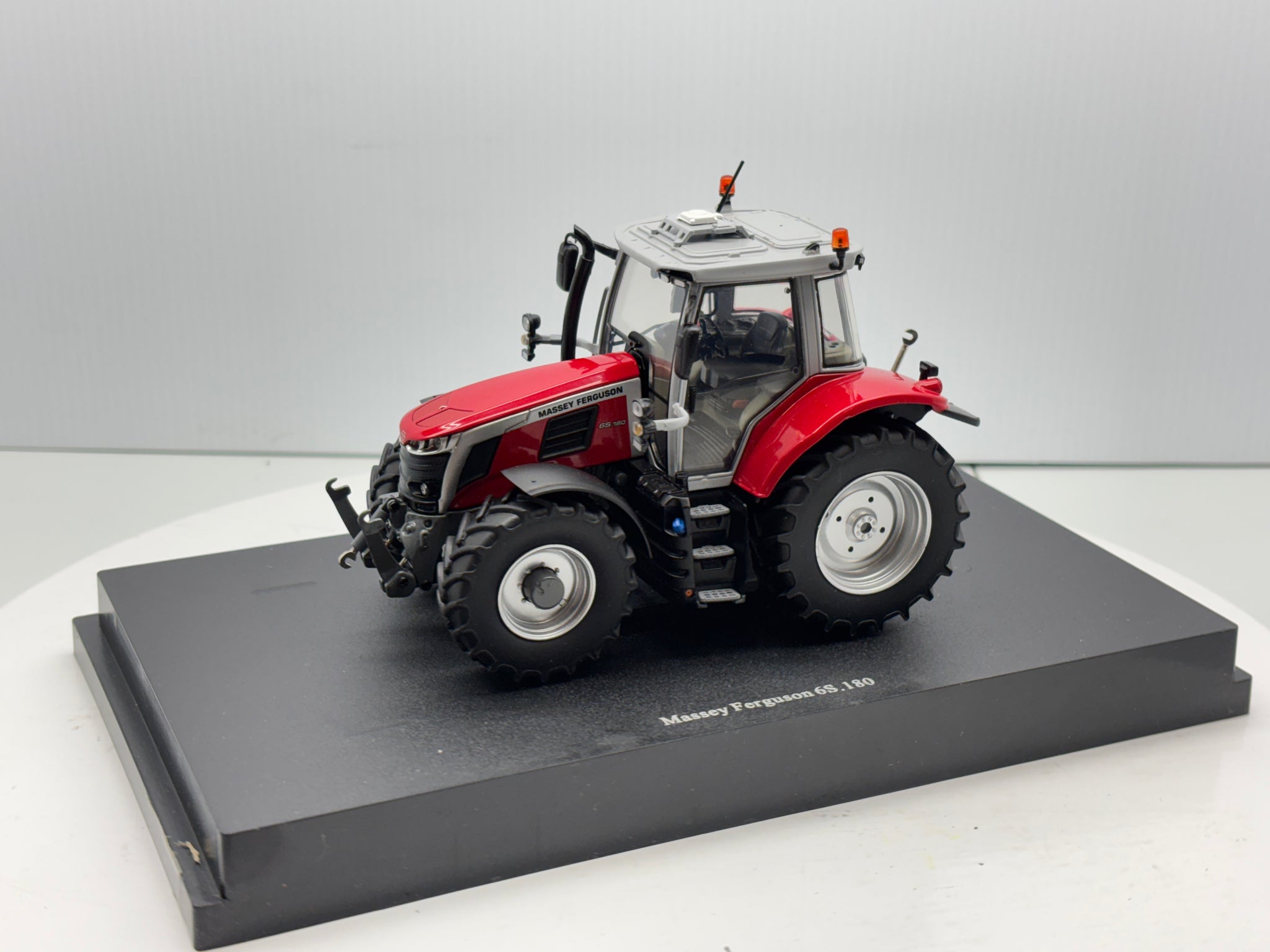 1/32 Massey Ferguson 65.180 Red
