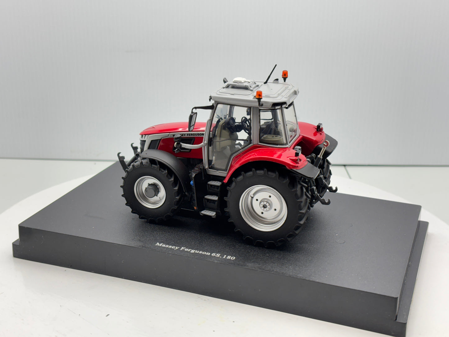 1/32 Massey Ferguson 65.180 Red