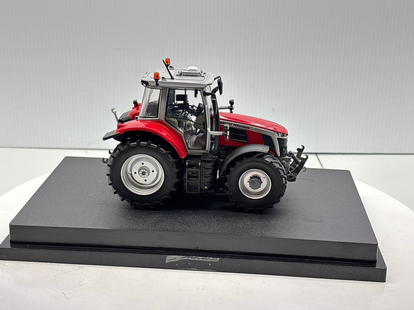 1/32 Massey Ferguson 65.180 Red