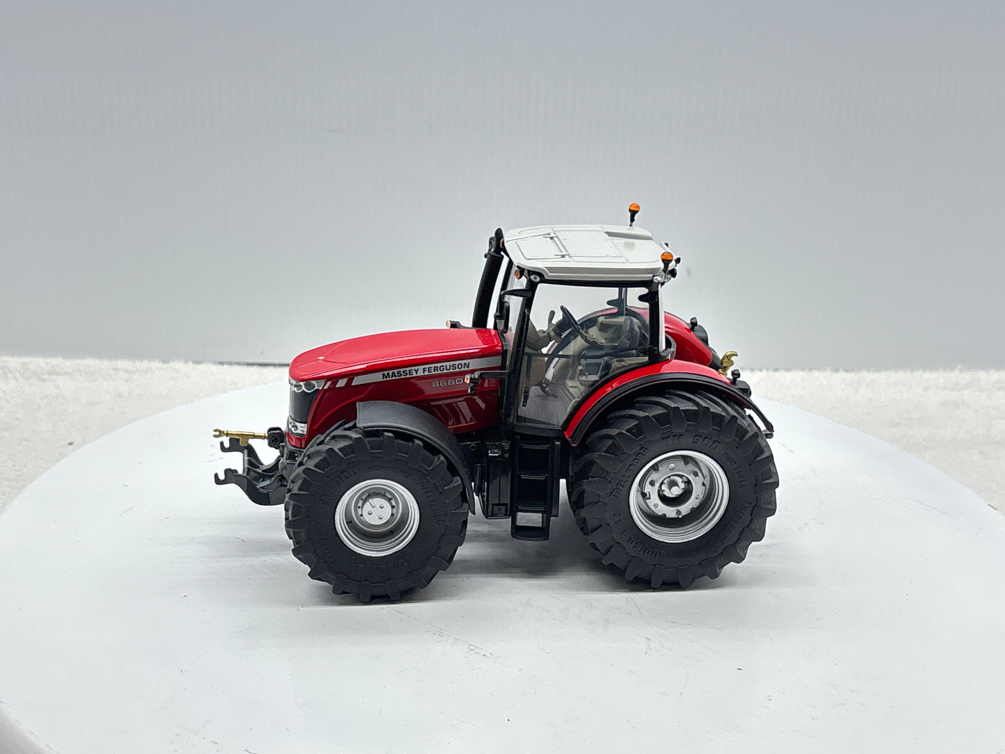 1/32 Massey Ferguson 8680