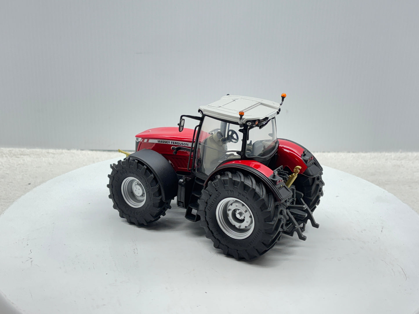 1/32 Massey Ferguson 8680