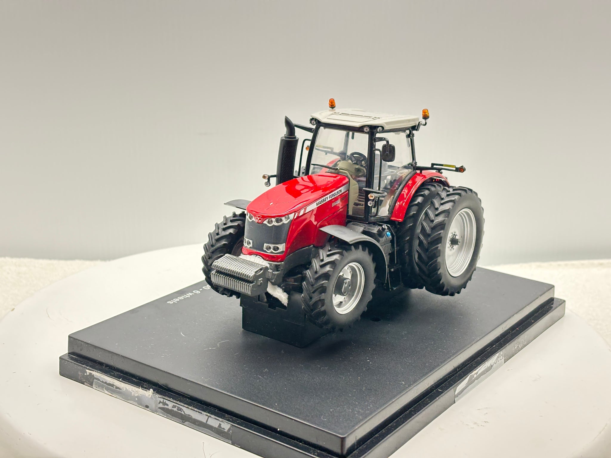 1/32 Massey Ferguson 8680