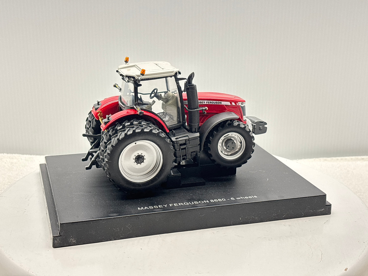 1/32 Massey Ferguson 8680