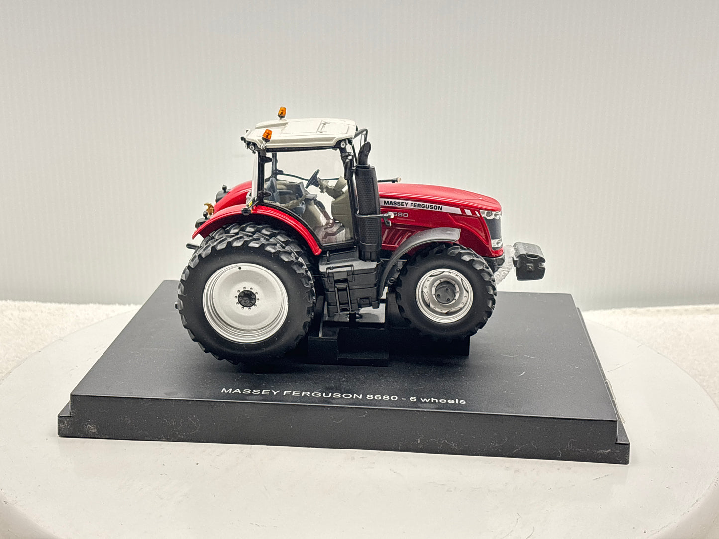 1/32 Massey Ferguson 8680
