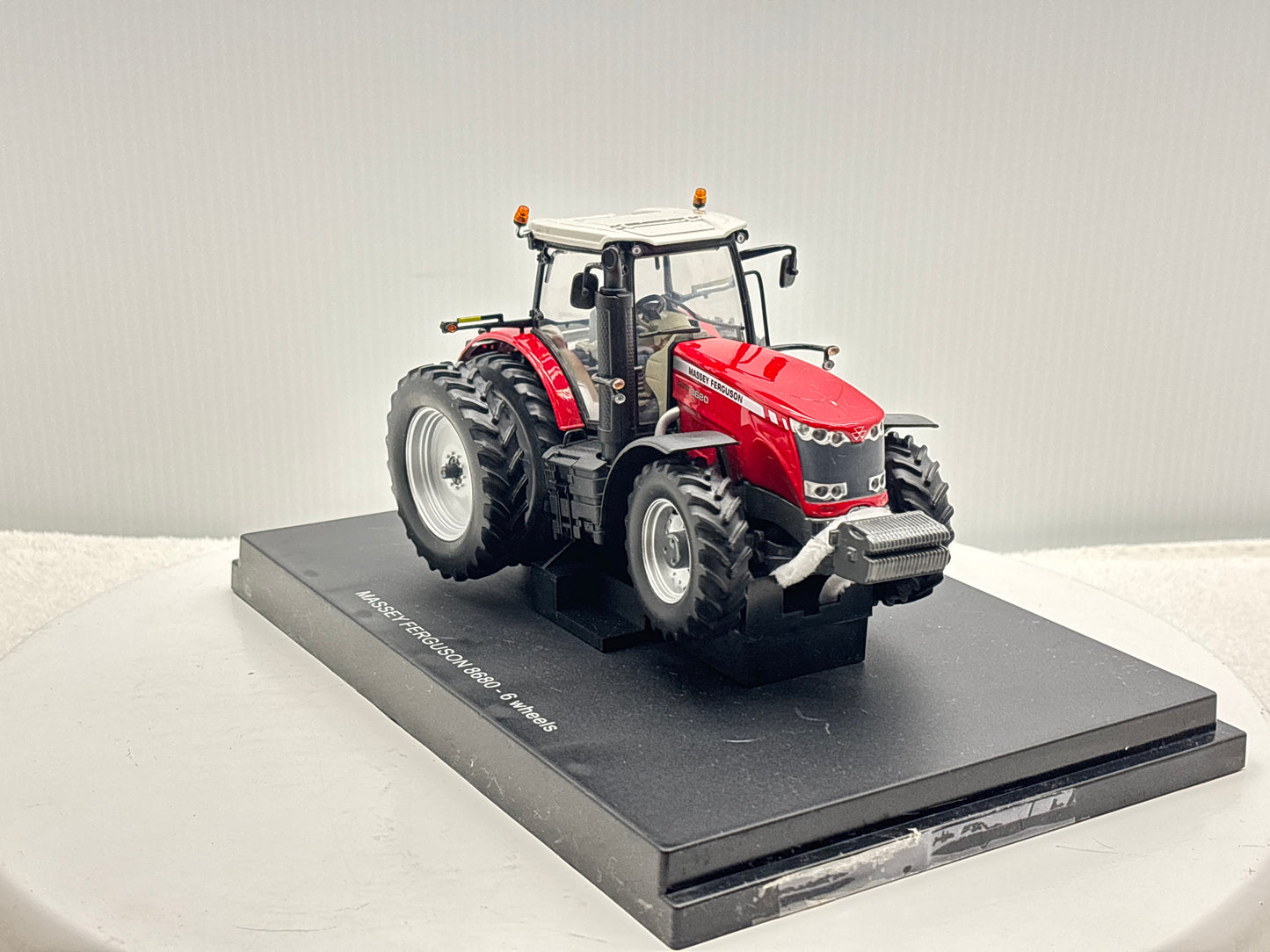 1/32 Massey Ferguson 8680