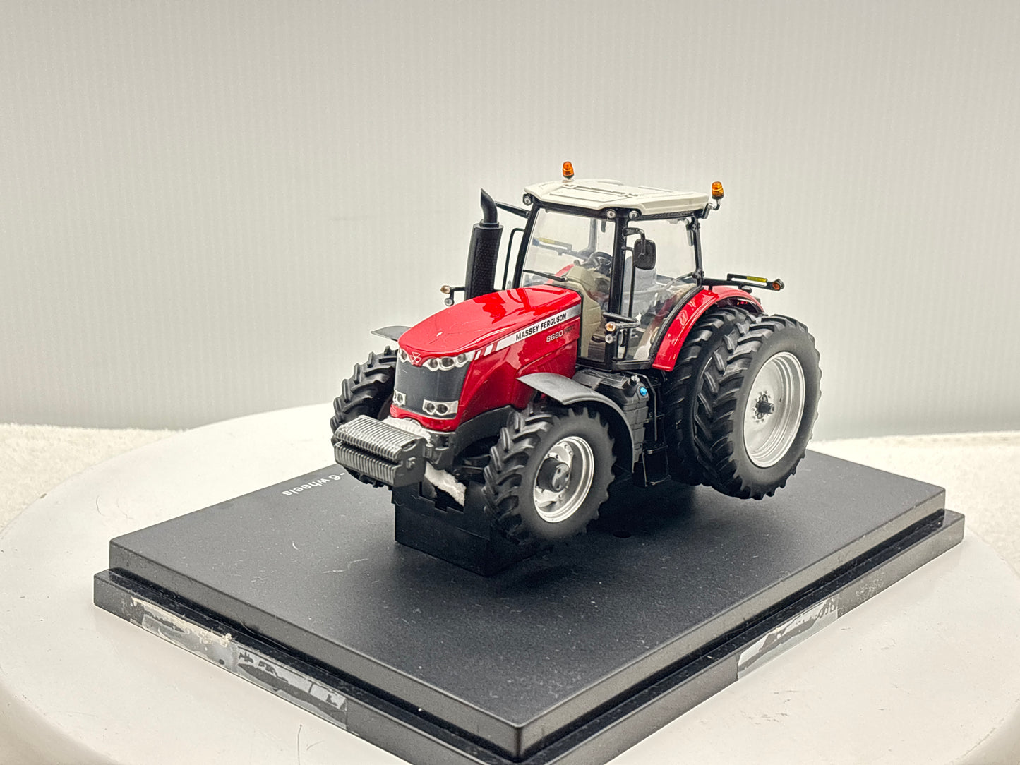 1/32 Massey Ferguson 8680