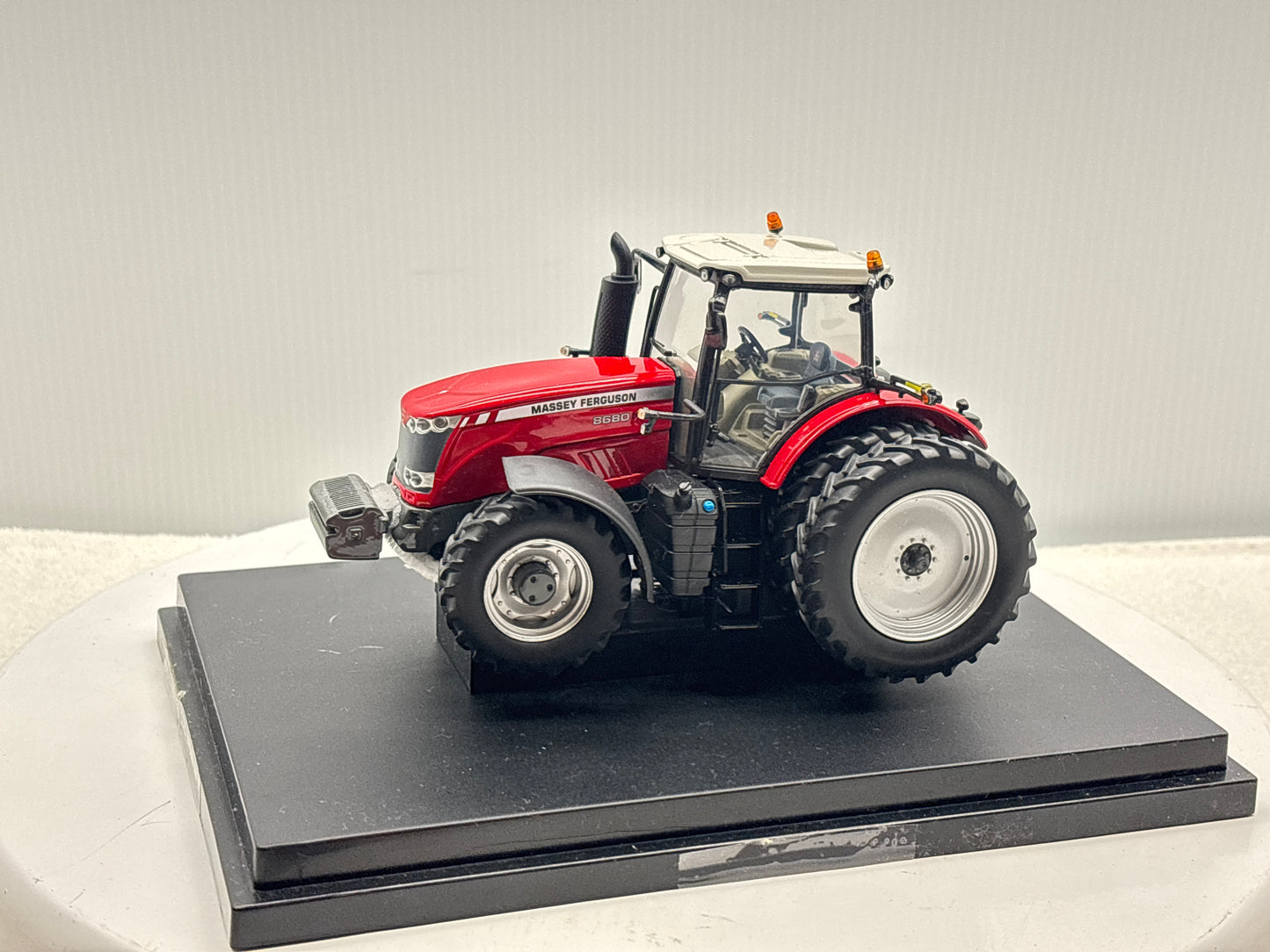 1/32 Massey Ferguson 8680