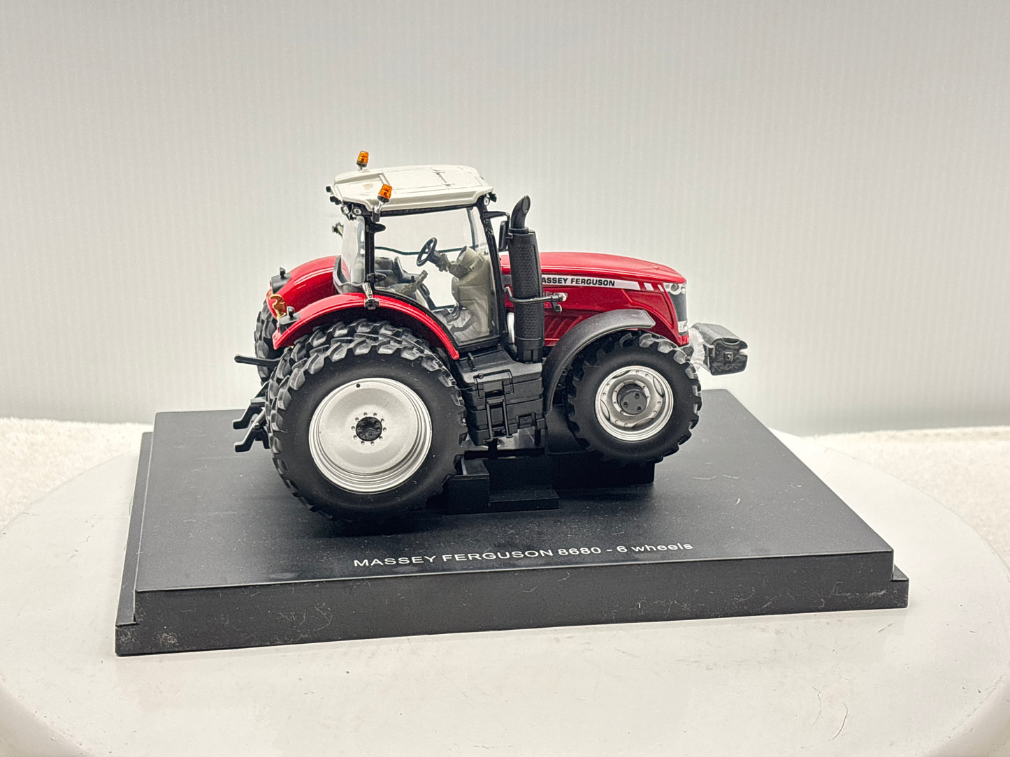 1/32 Massey Ferguson 8680